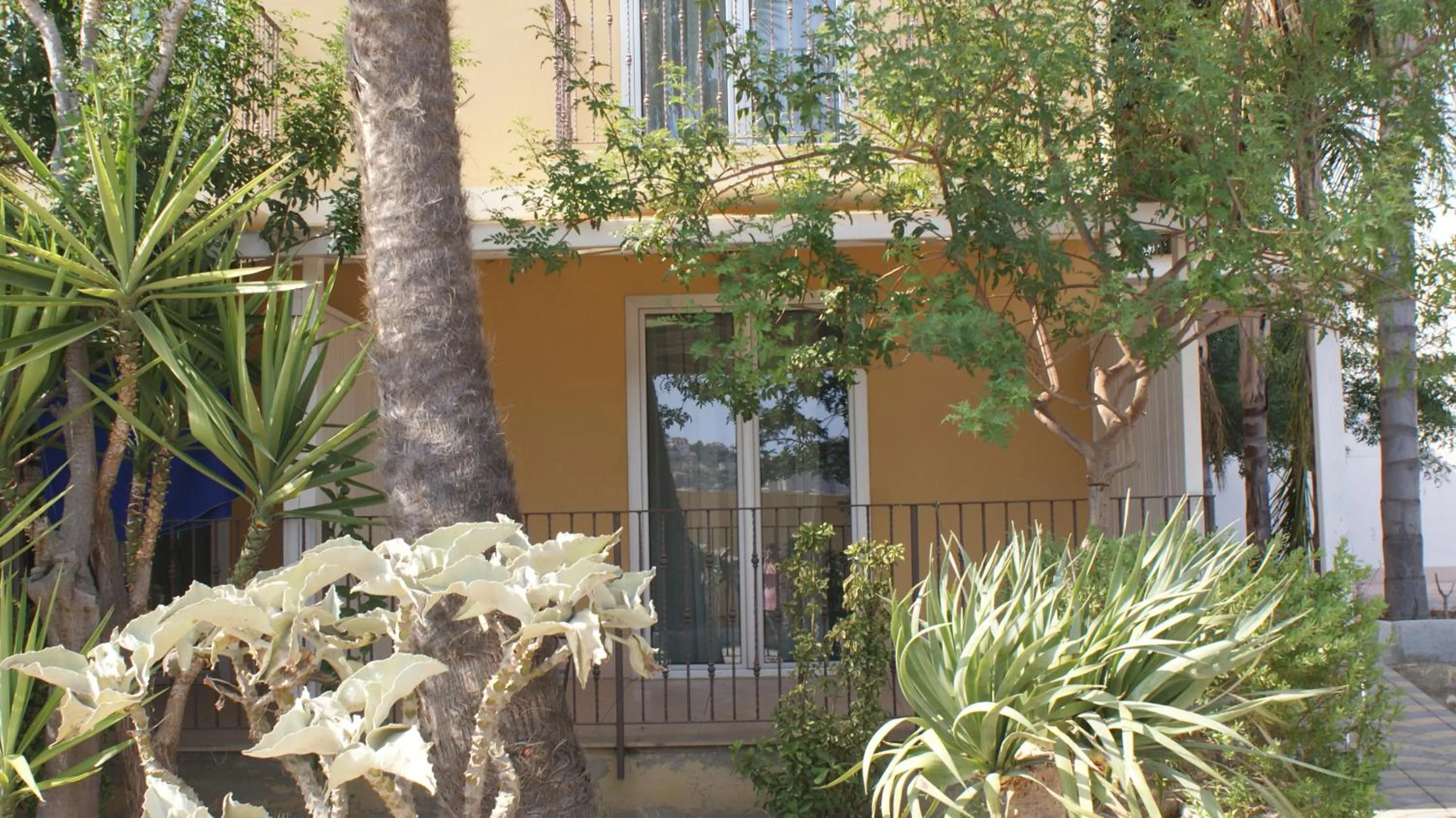 Facade/entrance in Mimí Hotel