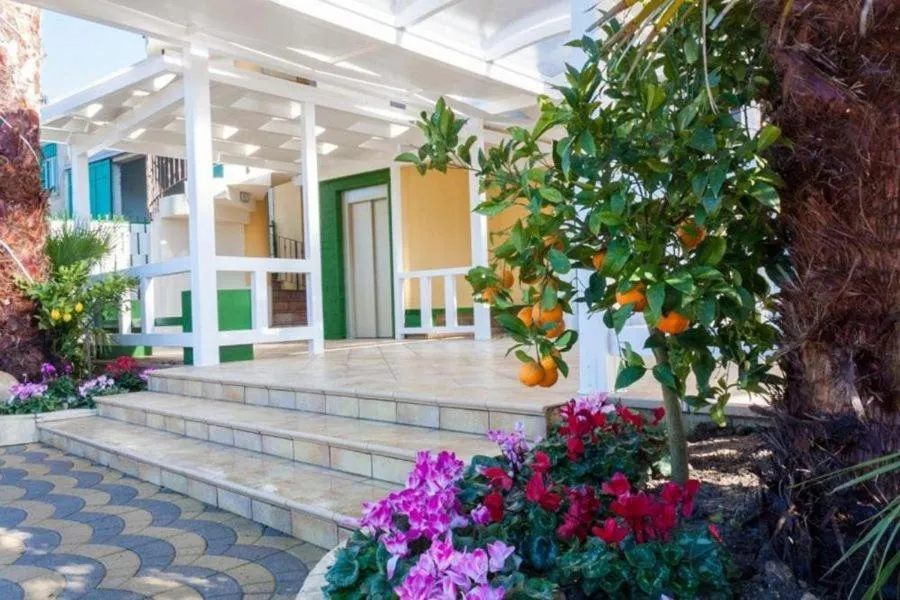 Facade/entrance in Mimí Hotel