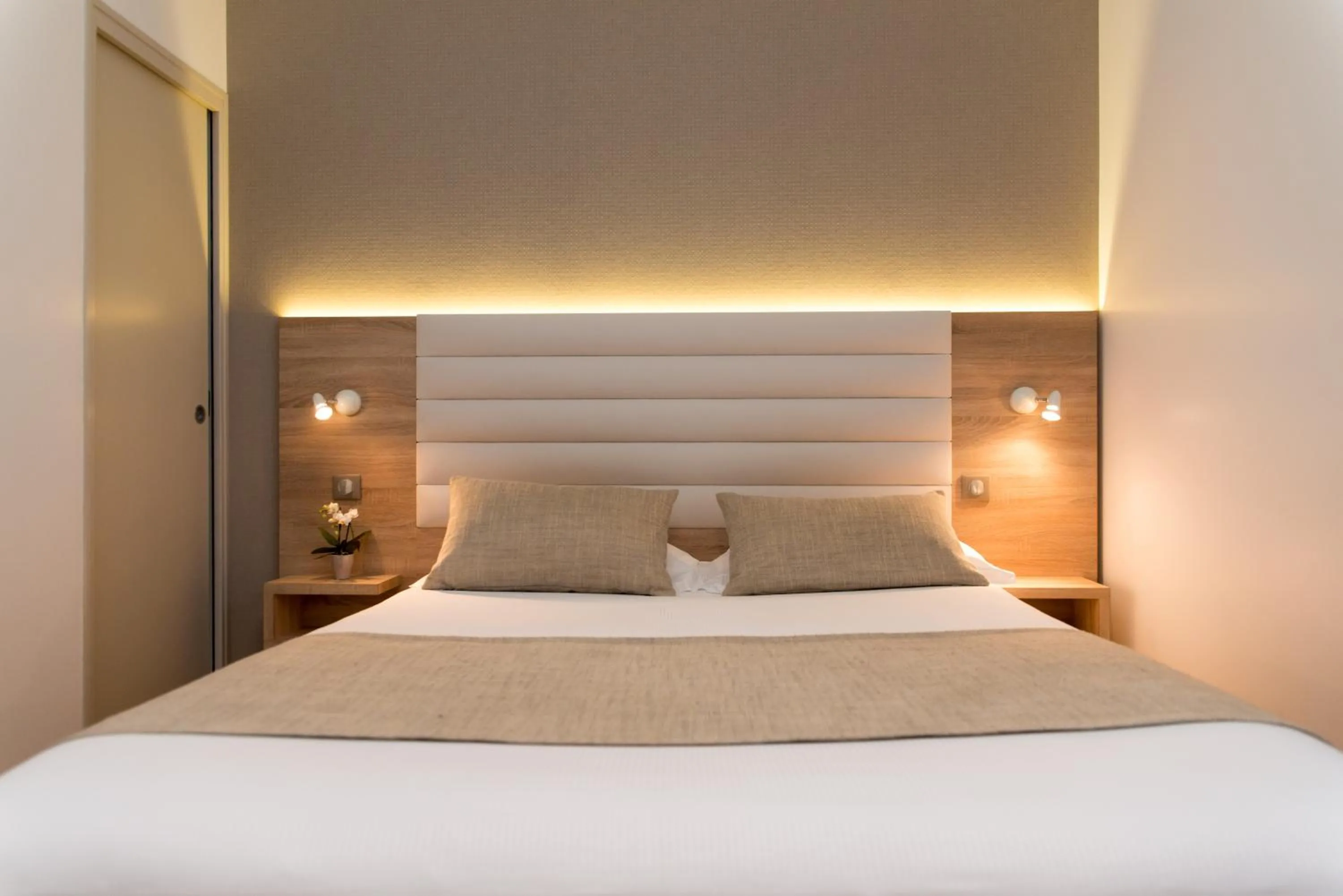 Photo of the whole room, Bed in Hôtel Lutétia & Spa