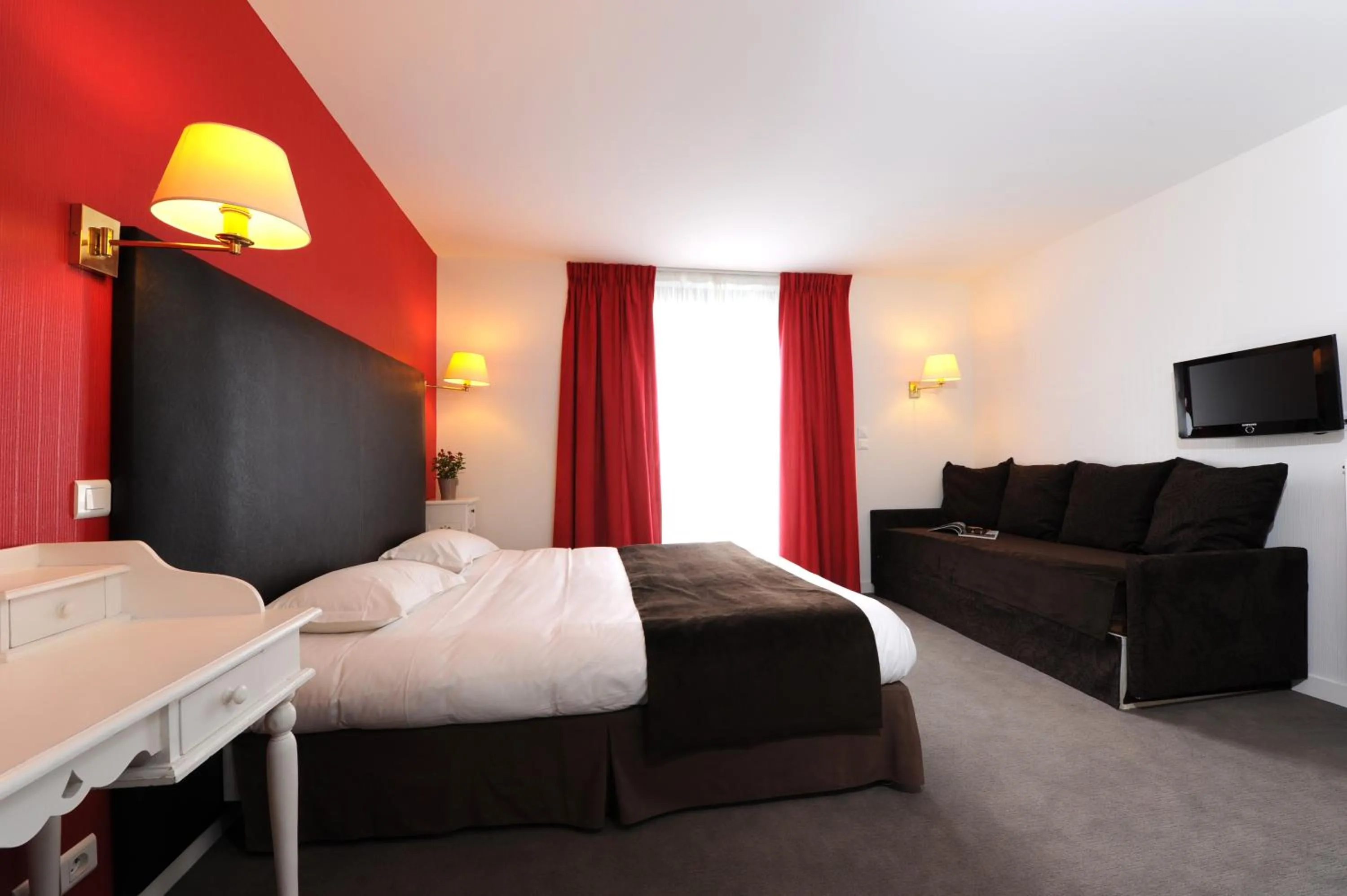Photo of the whole room, Bed in Hôtel Lutétia & Spa