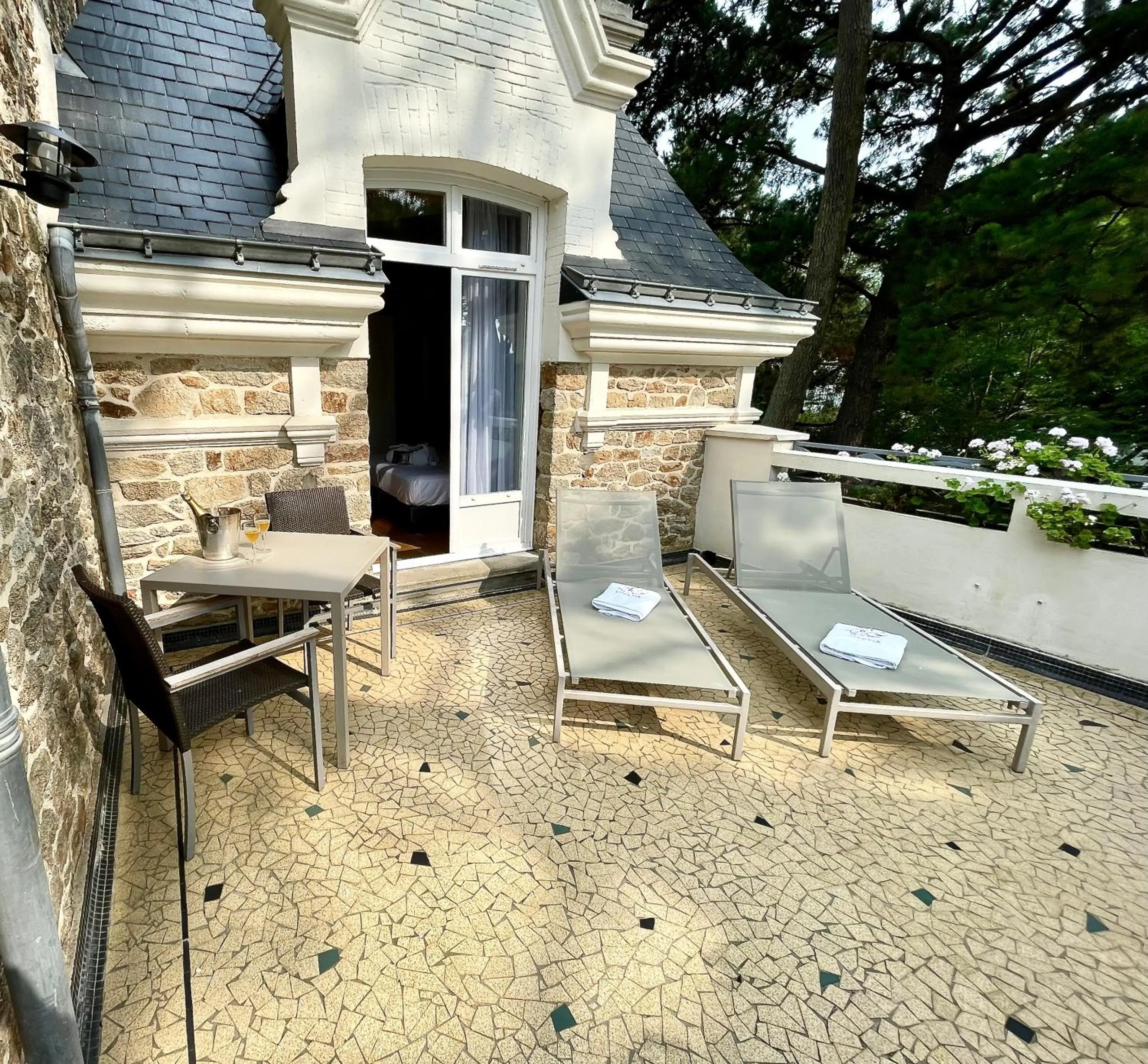 Patio in Hôtel Lutétia & Spa