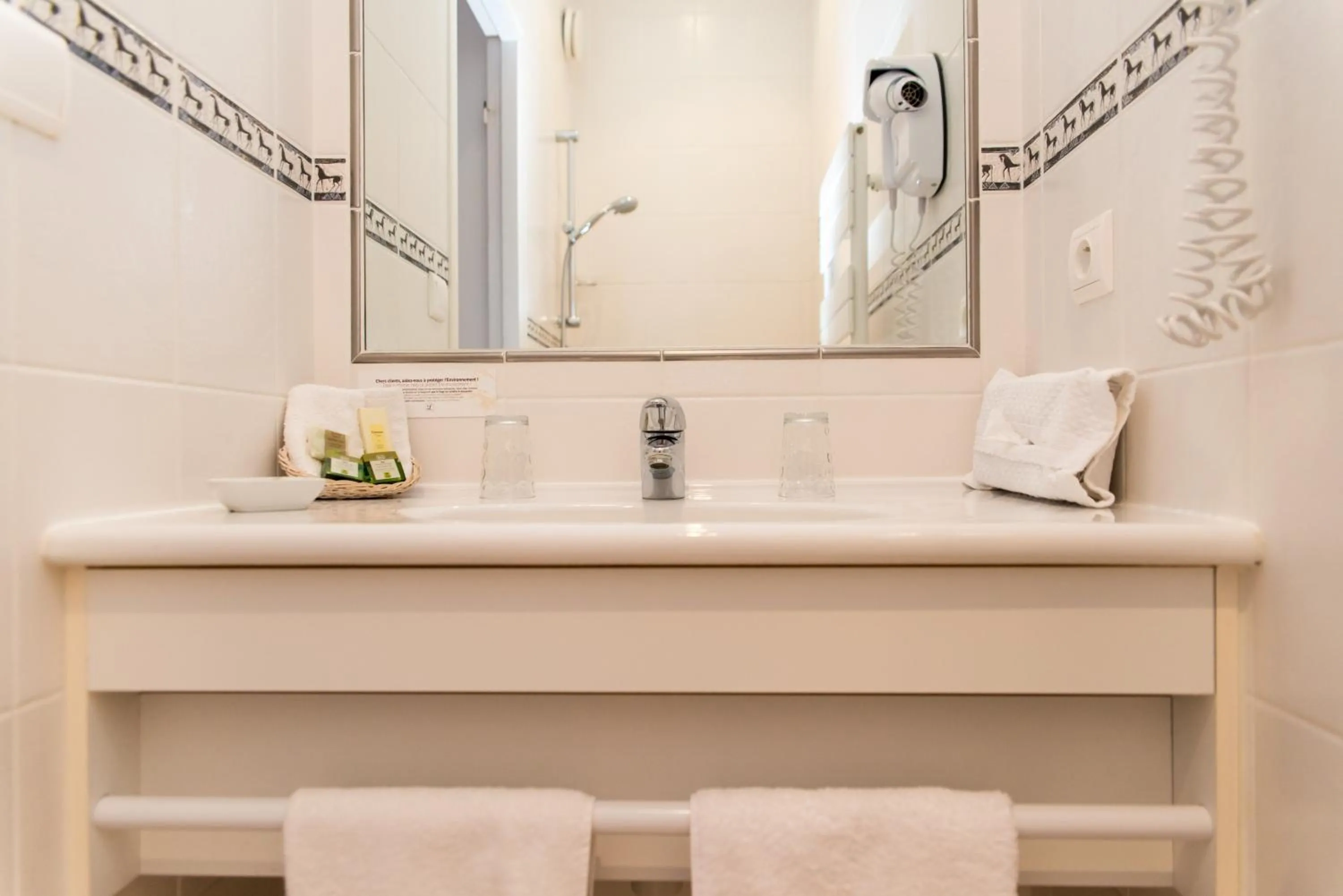 Bathroom in Hôtel Lutétia & Spa