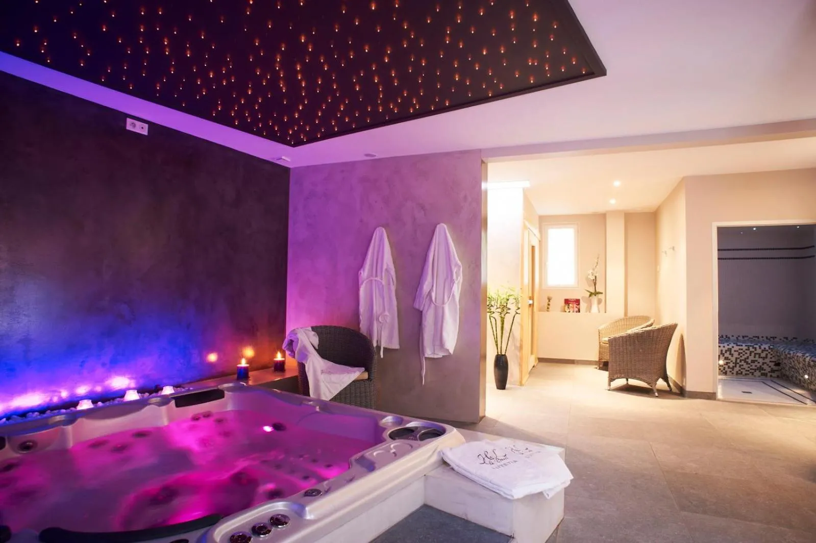Hot Tub in Hôtel Lutétia & Spa
