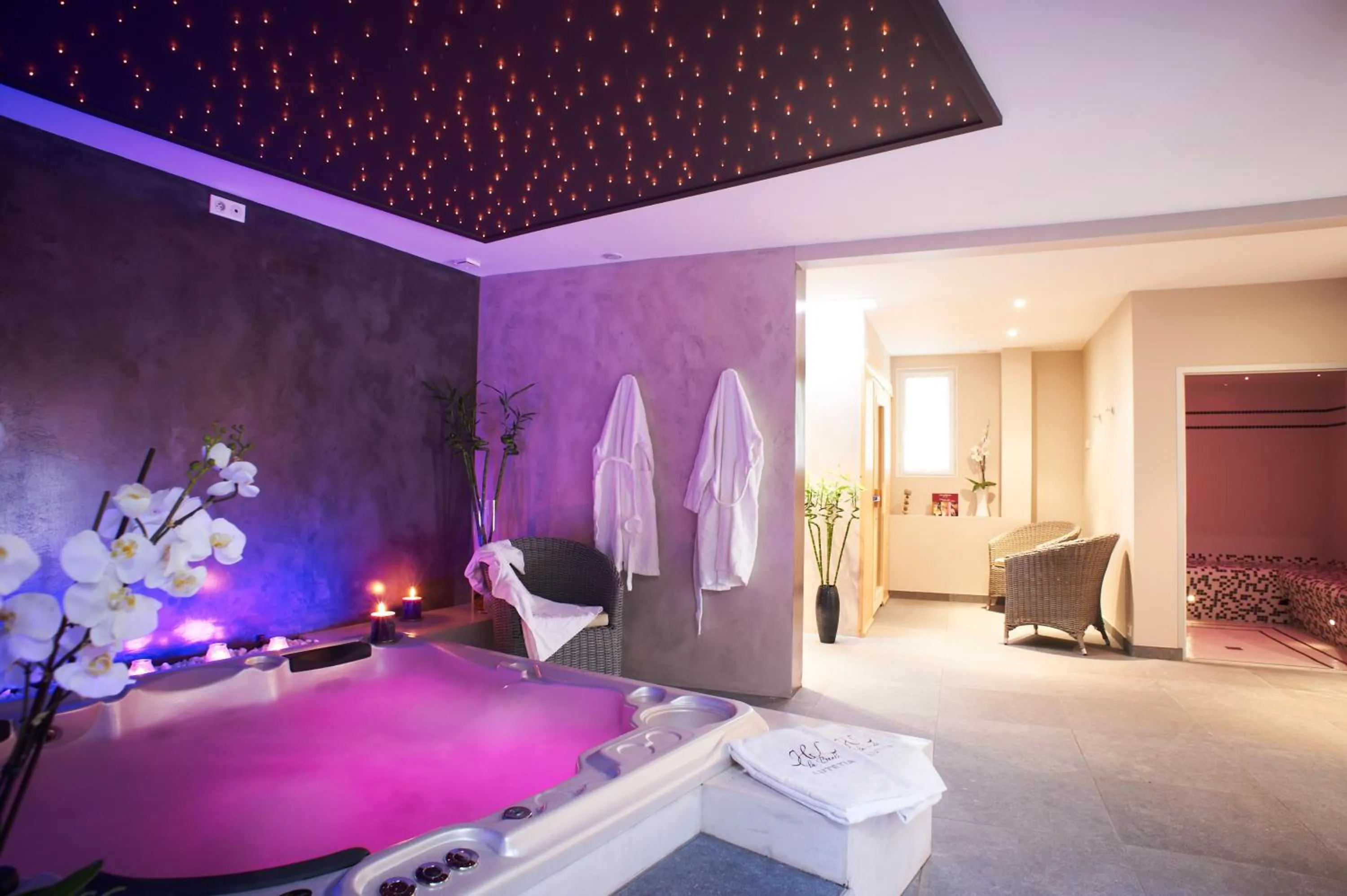 Hot Tub, Bed in Hôtel Lutétia & Spa