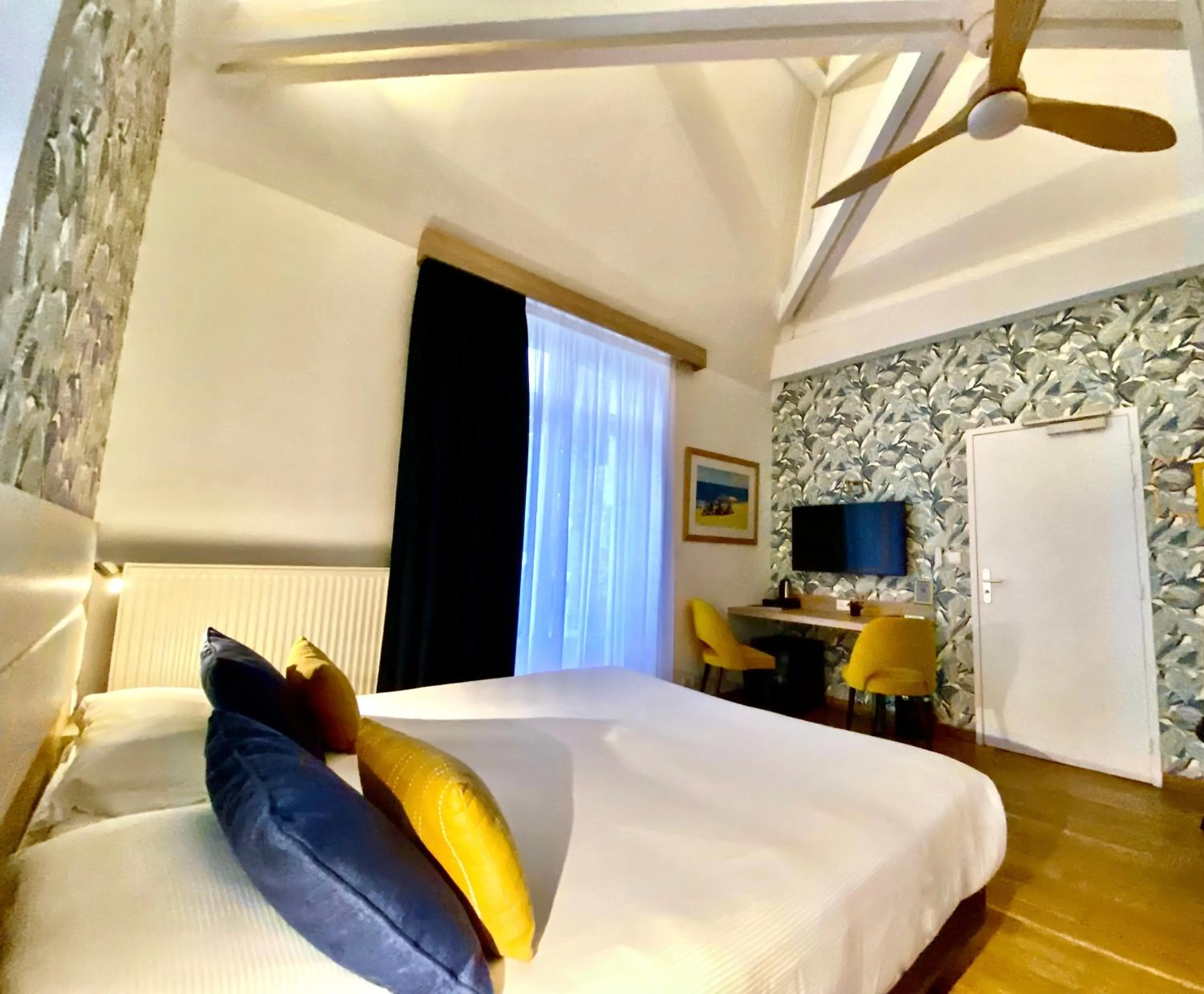 Photo of the whole room, Bed in Hôtel Lutétia & Spa