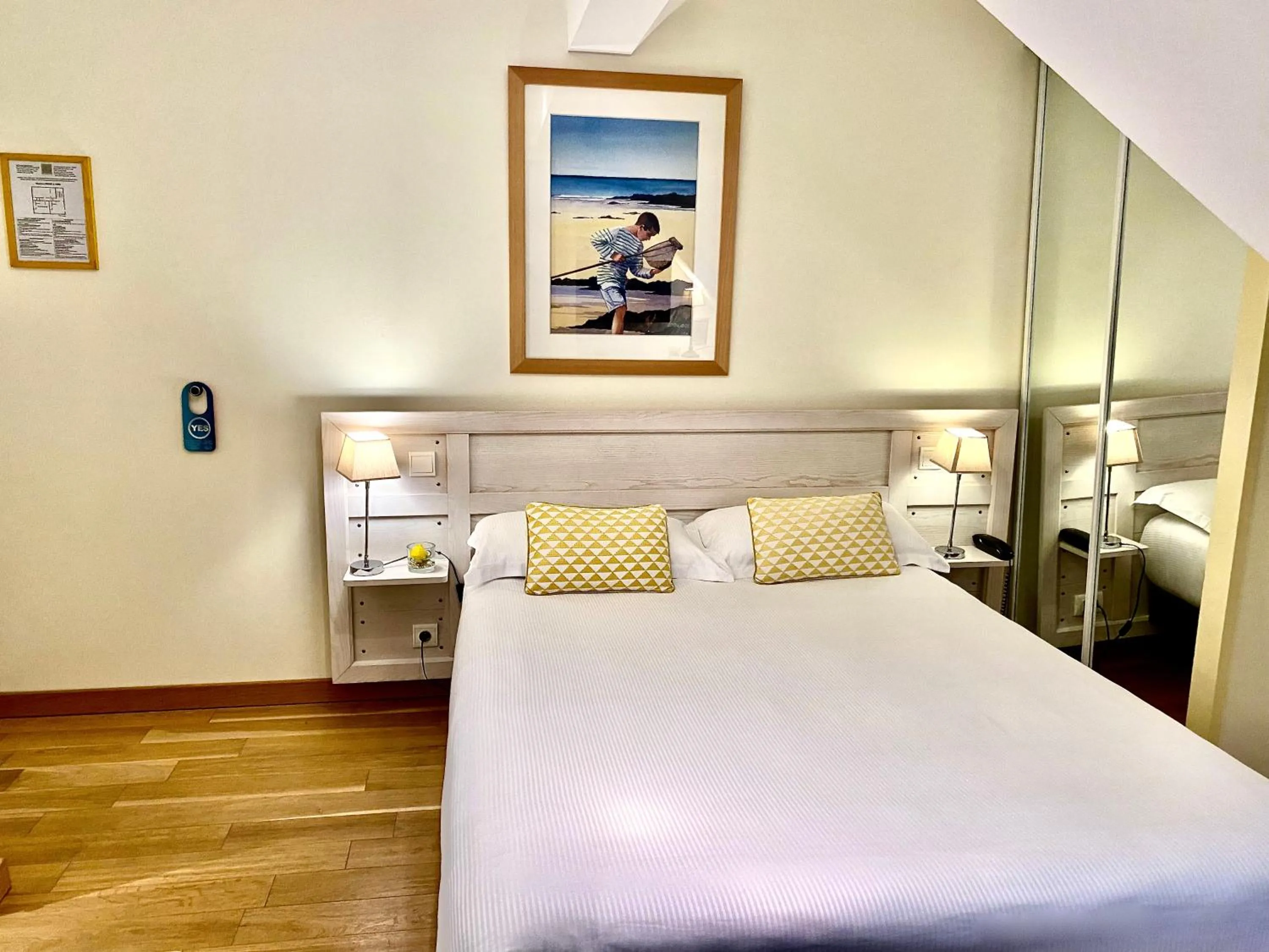 Bedroom, Bed in Hôtel Lutétia & Spa