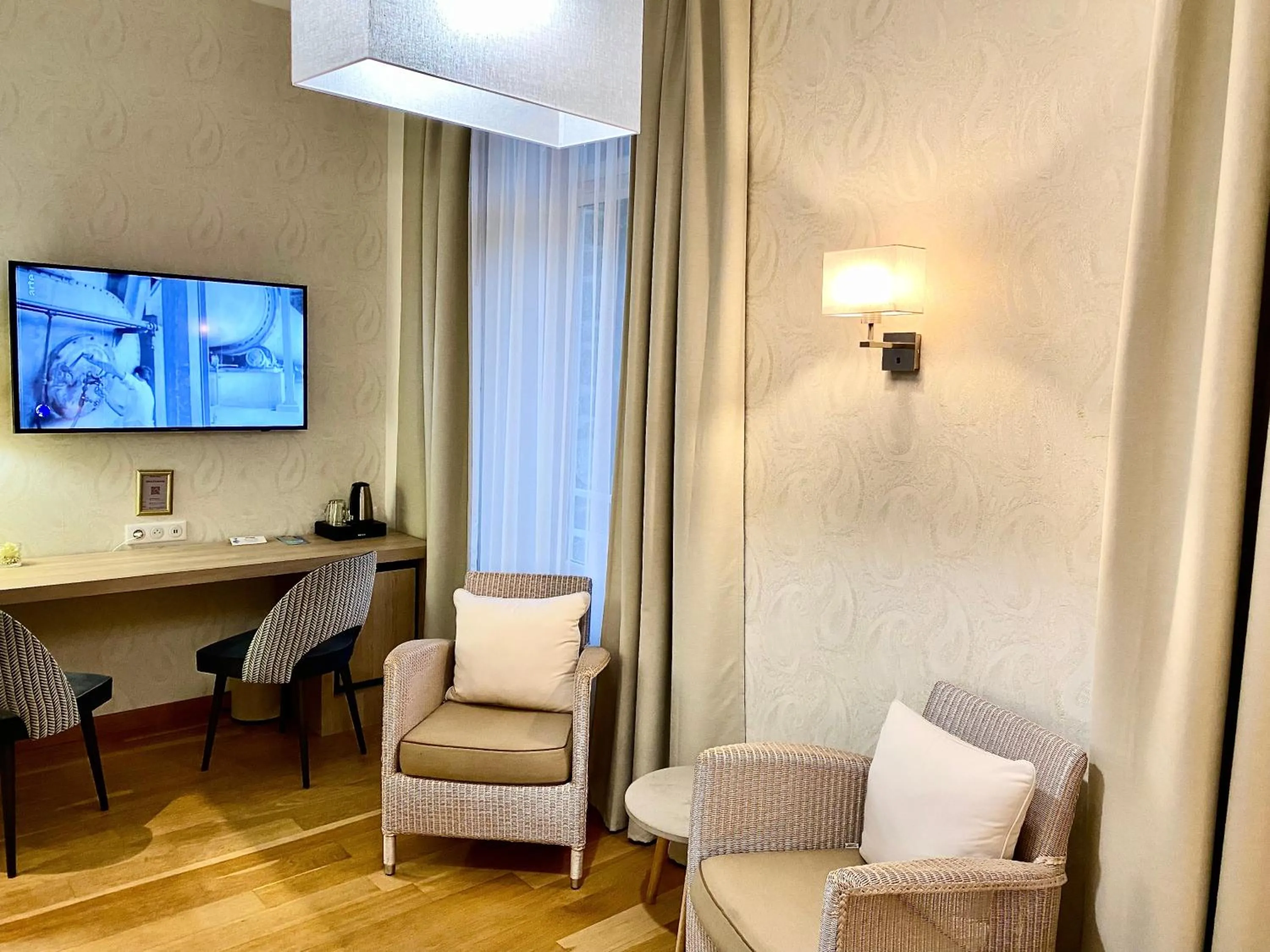 TV and multimedia in Hôtel Lutétia & Spa