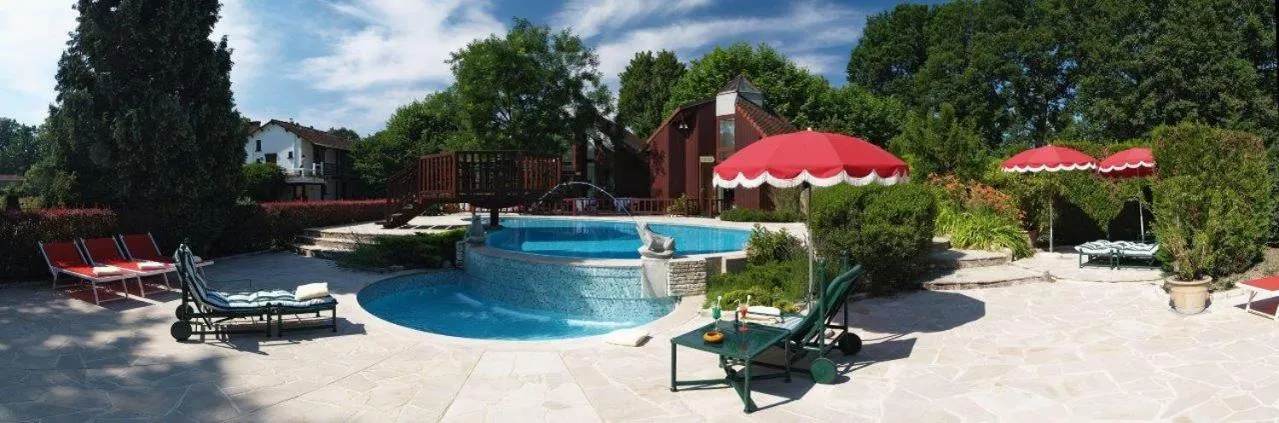 Swimming pool in Hôtellerie Du Bas-Bréau