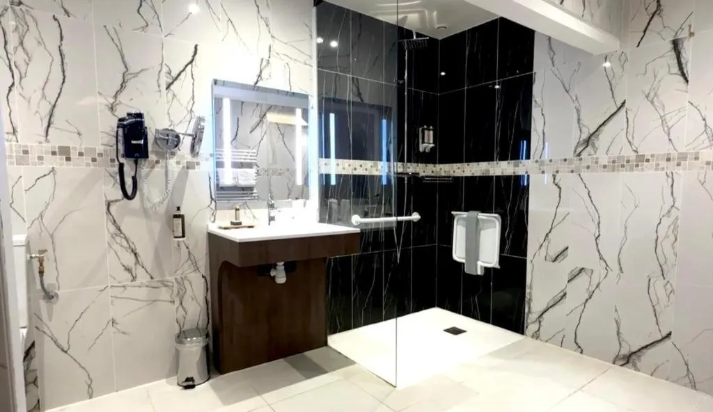 Shower in Hôtellerie Du Bas-Bréau