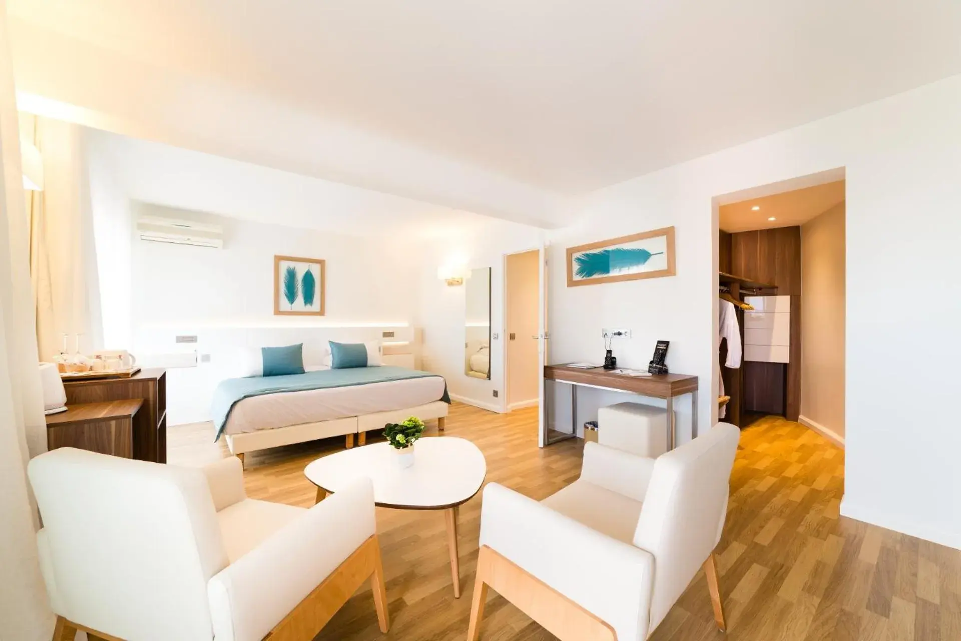 Deluxe Double Room with City View in Hôtel Hélios Deluxe Double Room with City View in Hôtel Hélios