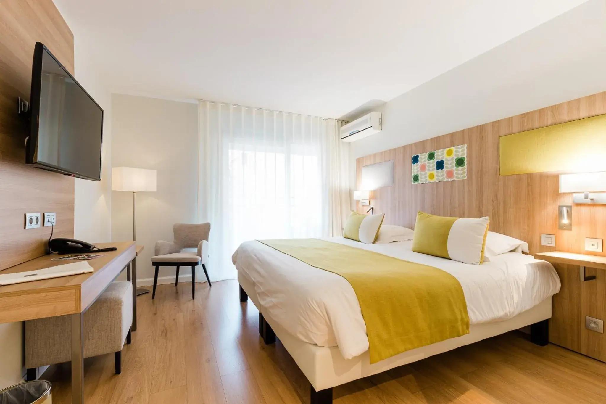 Bedroom, Bed in Hôtel Hélios Bedroom, Bed in Hôtel Hélios