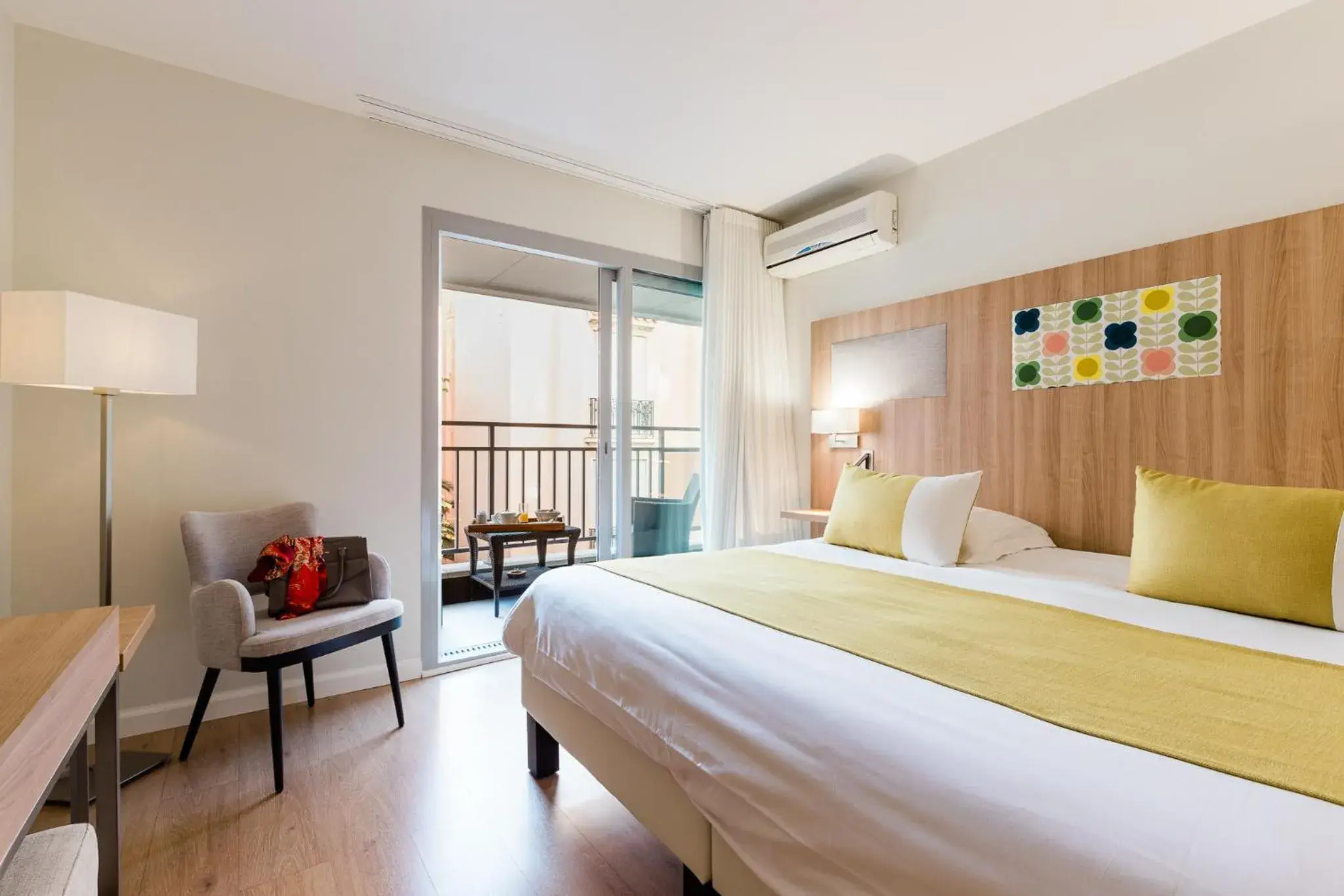 Photo of the whole room, Bed in Hôtel Hélios Photo of the whole room, Bed in Hôtel Hélios