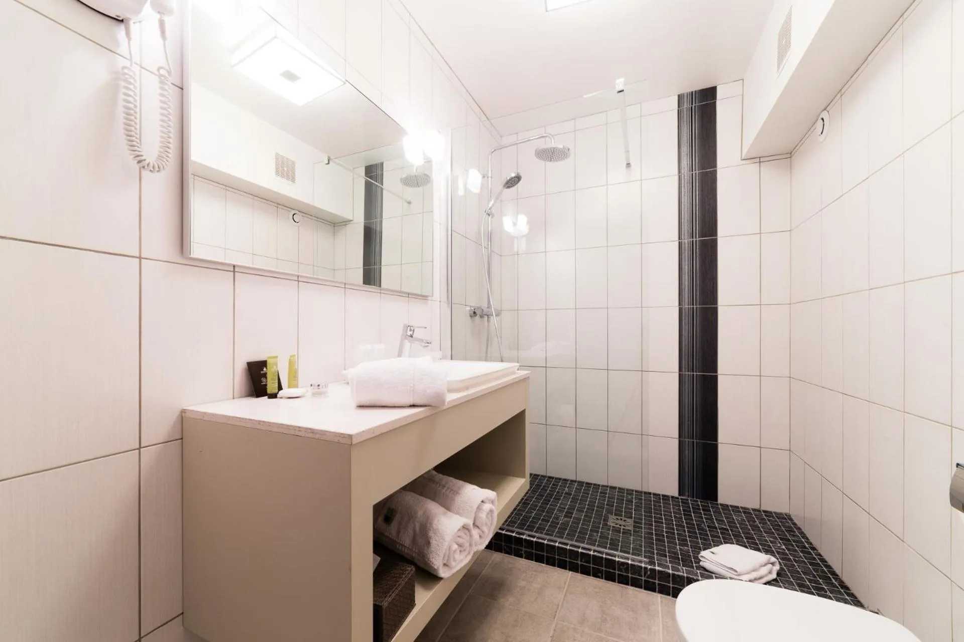 Shower in Hôtel Hélios