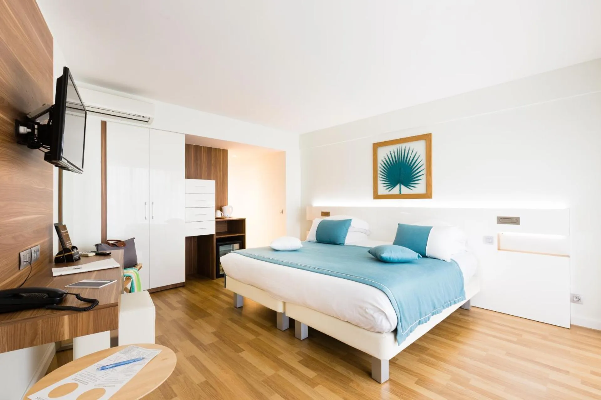 Photo of the whole room, Bed in Hôtel Hélios