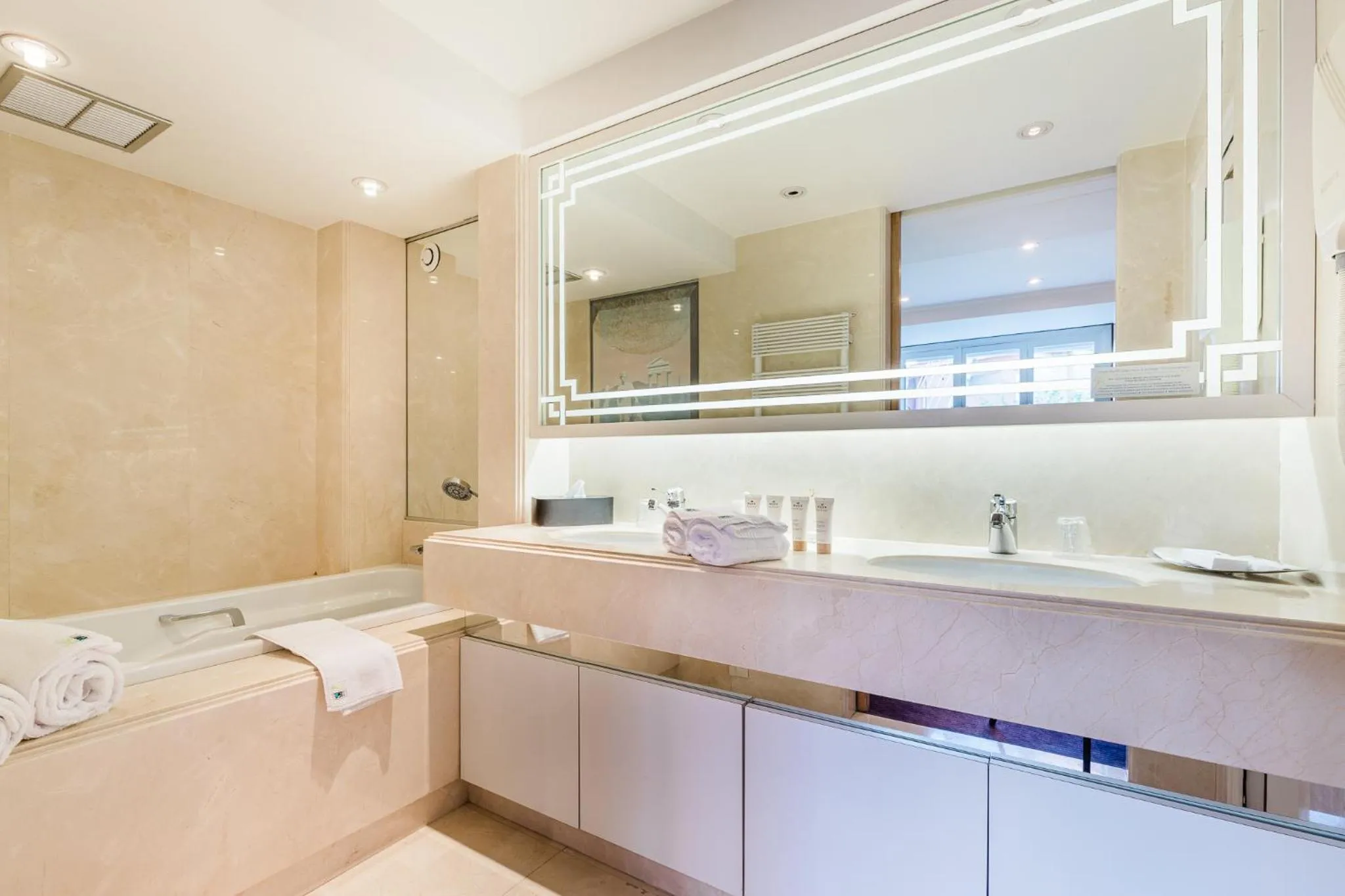 Bathroom in Hôtel Hélios