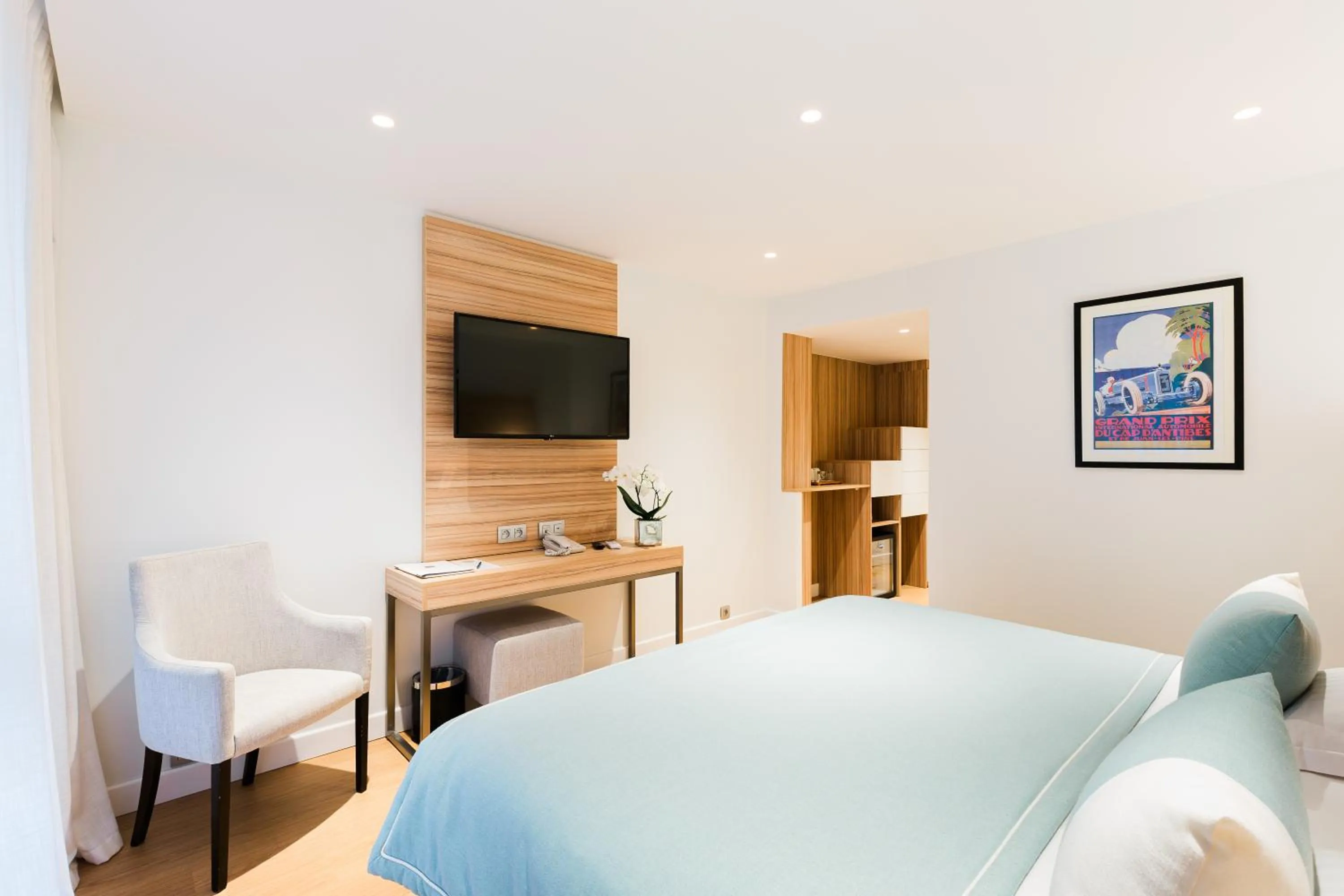 TV and multimedia, Bed in Hôtel Hélios