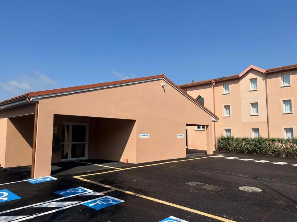 Parking in Brit Hotel Essentiel Millau