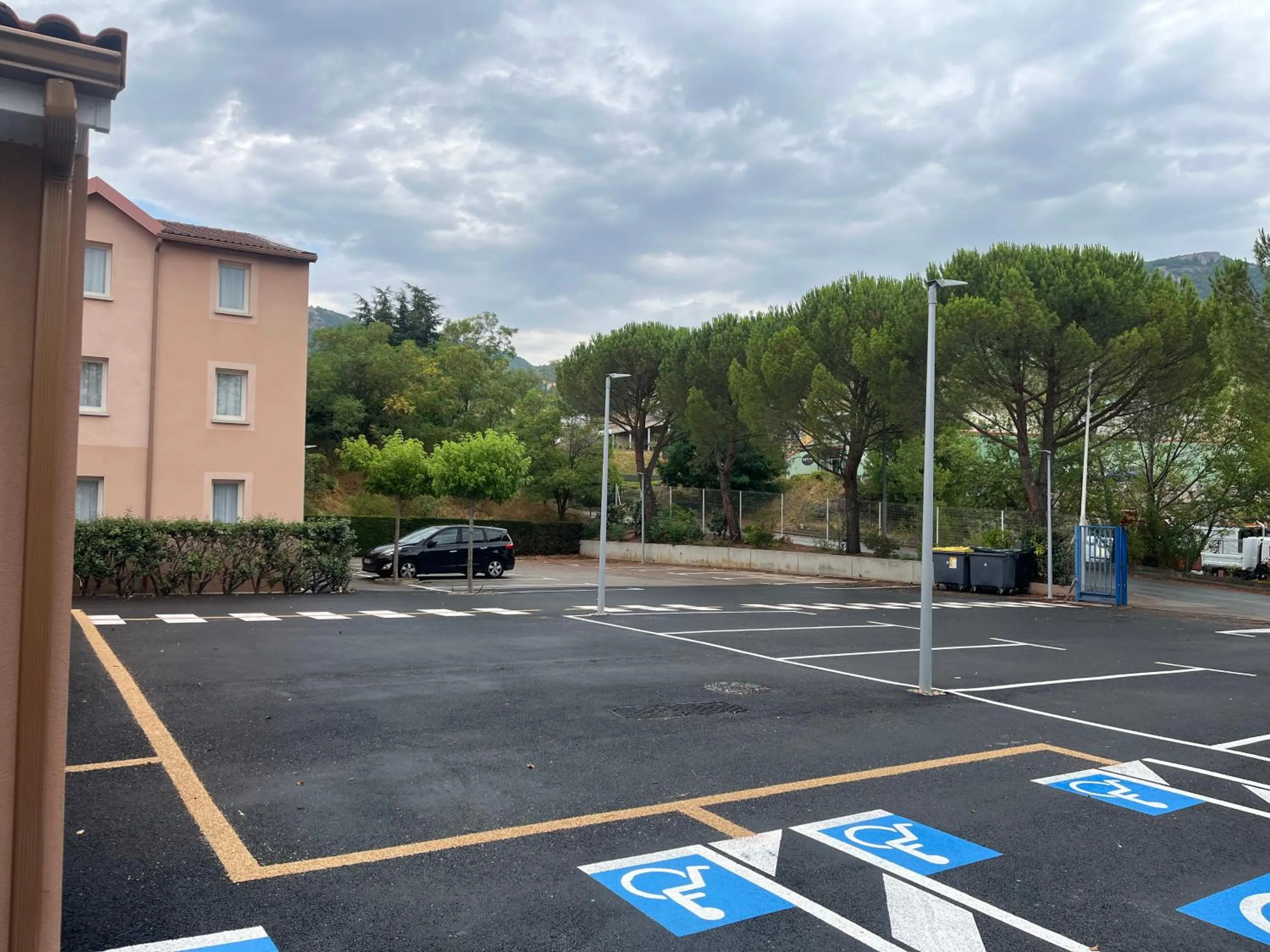 Parking in Brit Hotel Essentiel Millau
