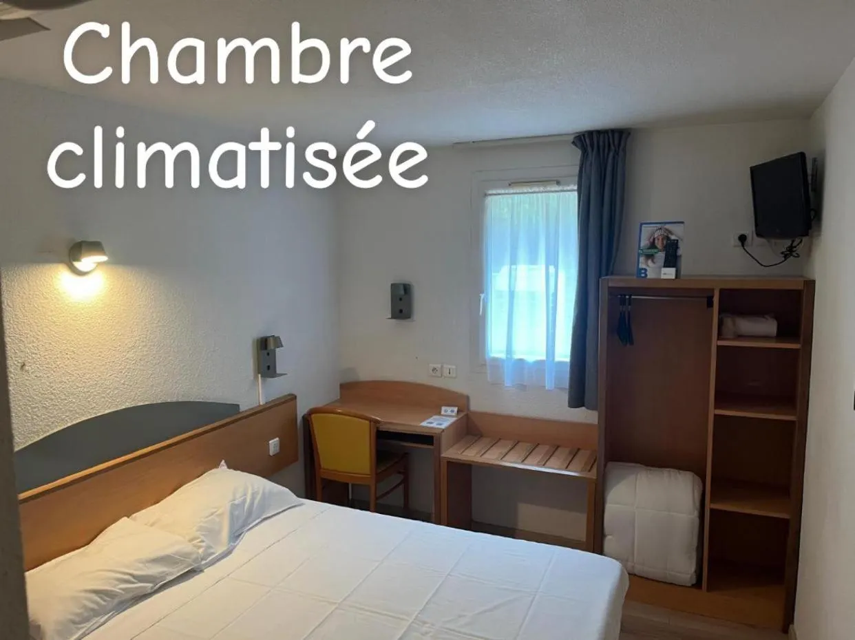 Bedroom, Bed in Brit Hotel Essentiel Millau