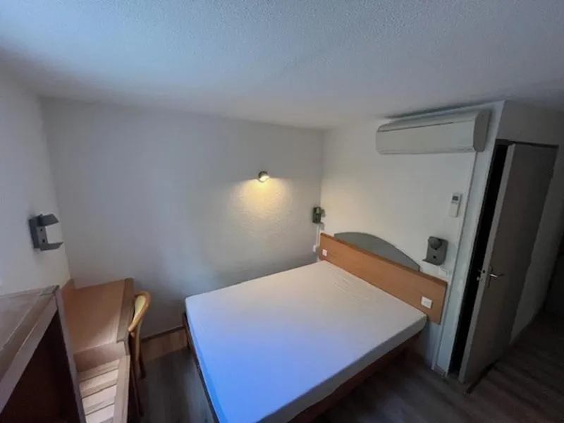 Photo of the whole room, Bed in Brit Hotel Essentiel Millau