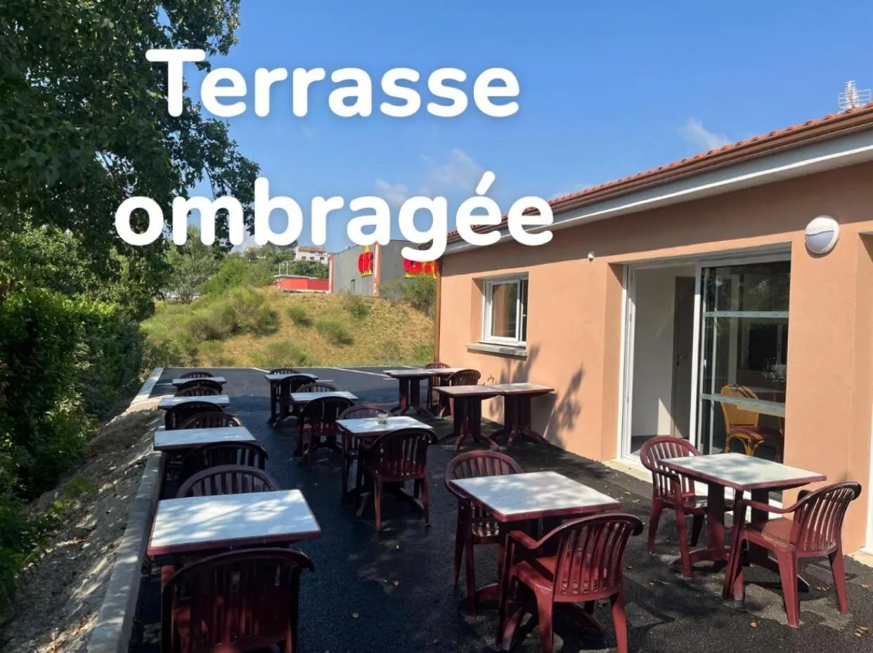 Patio in Brit Hotel Essentiel Millau