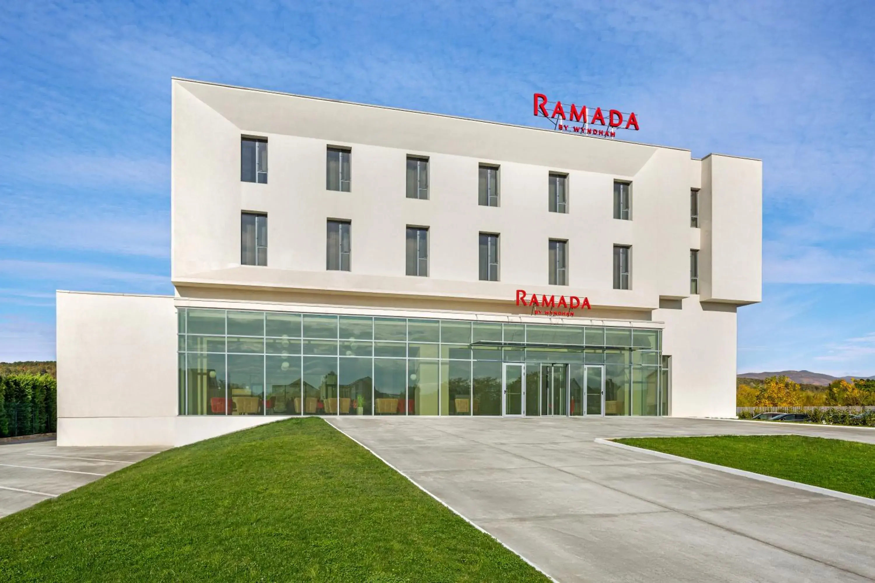 Facade/entrance in Ramada by Wyndham Targu Jiu Facade/entrance in Ramada by Wyndham Targu Jiu