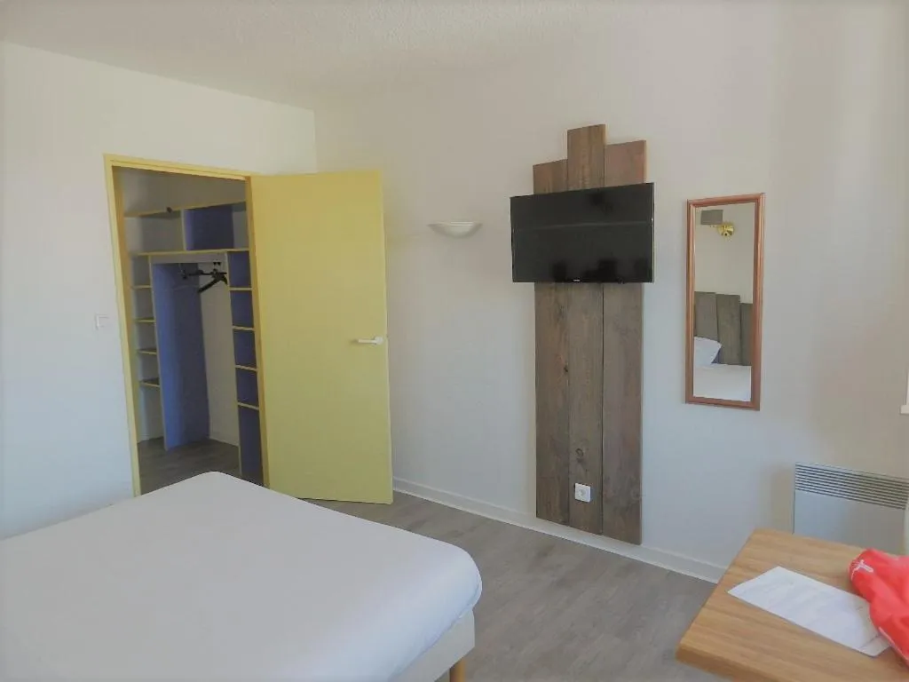 Communal lounge/ TV room in Logis Les Provinciales