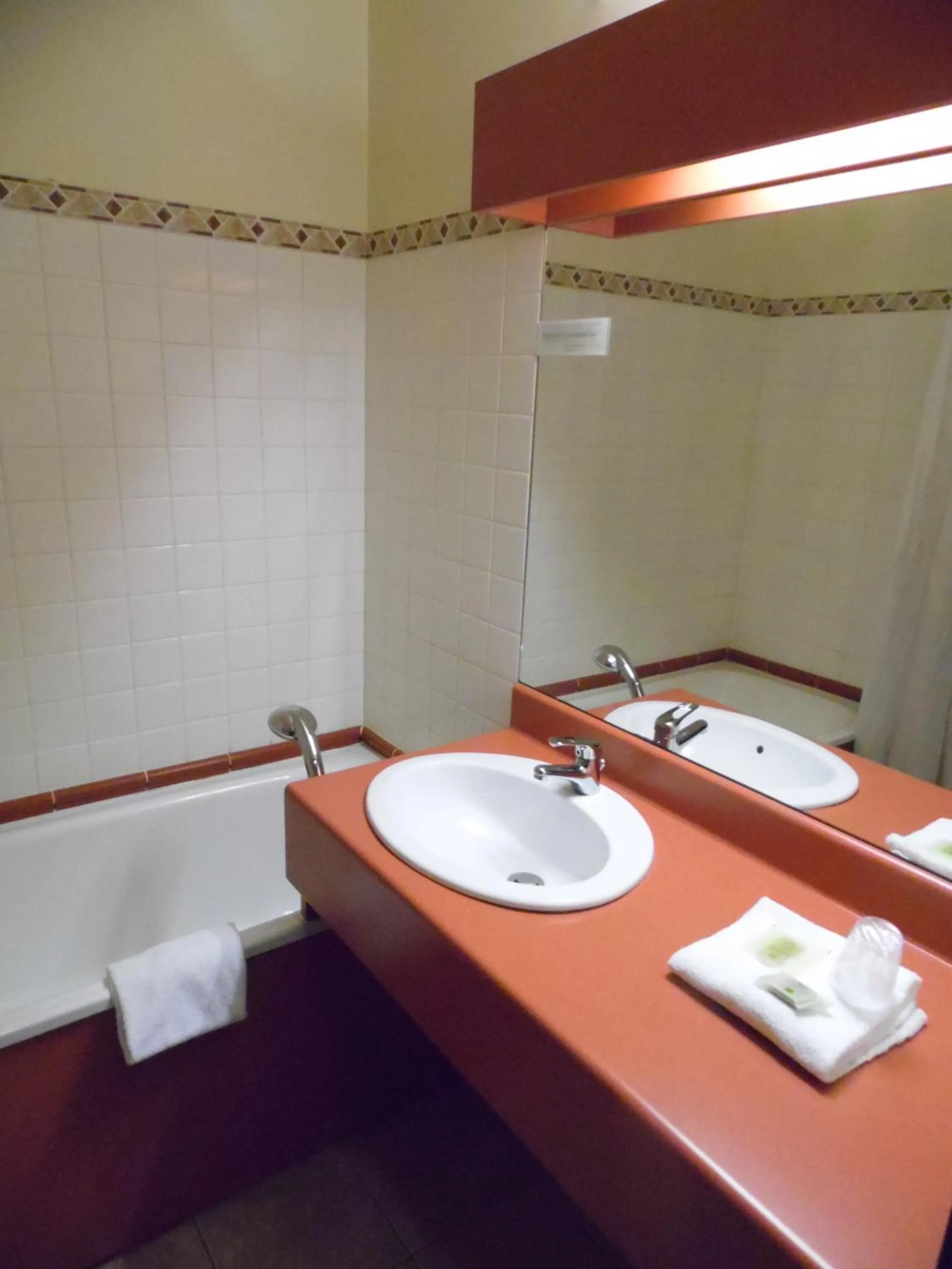 Bathroom in Logis Les Provinciales