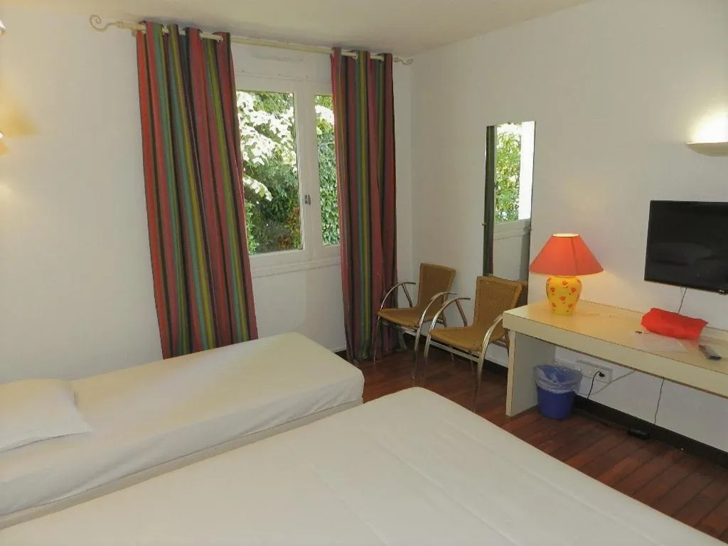 Photo of the whole room in Logis Les Provinciales