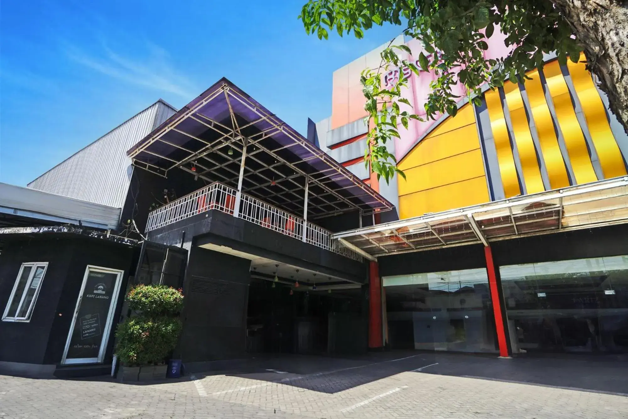 Property building in Townhouse Oak Malang near ITN Malang formerly Fariz Hotel Singosari Property building in Townhouse Oak Malang near ITN Malang formerly Fariz Hotel Singosari