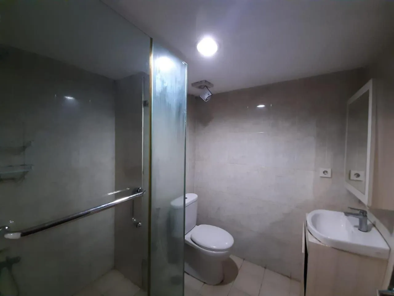 Bathroom in Cozy Tamansari Hive Cawang by Bonzela Property