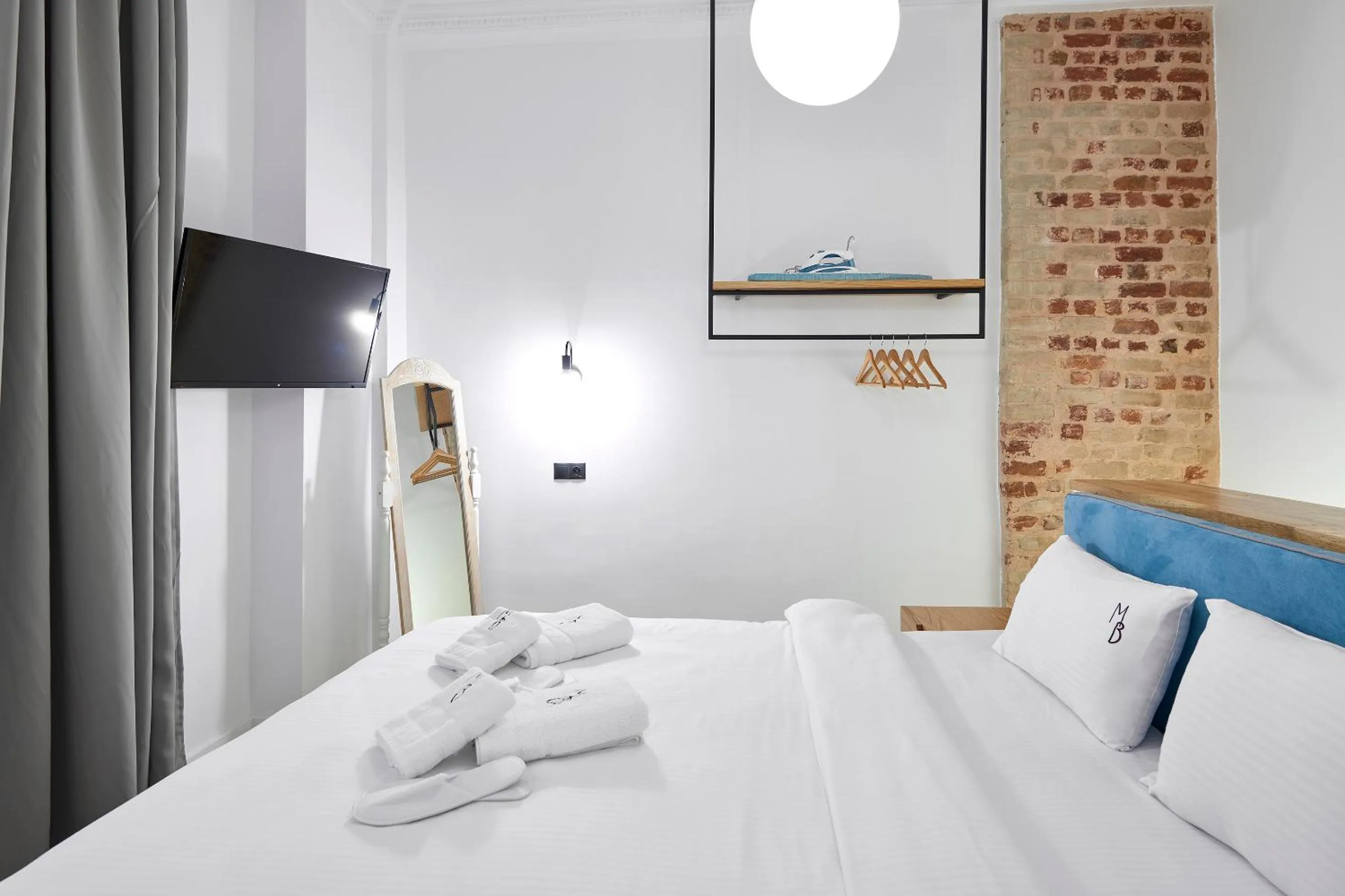 Shower, Bed in The Maroon Bottle Luxury Suites