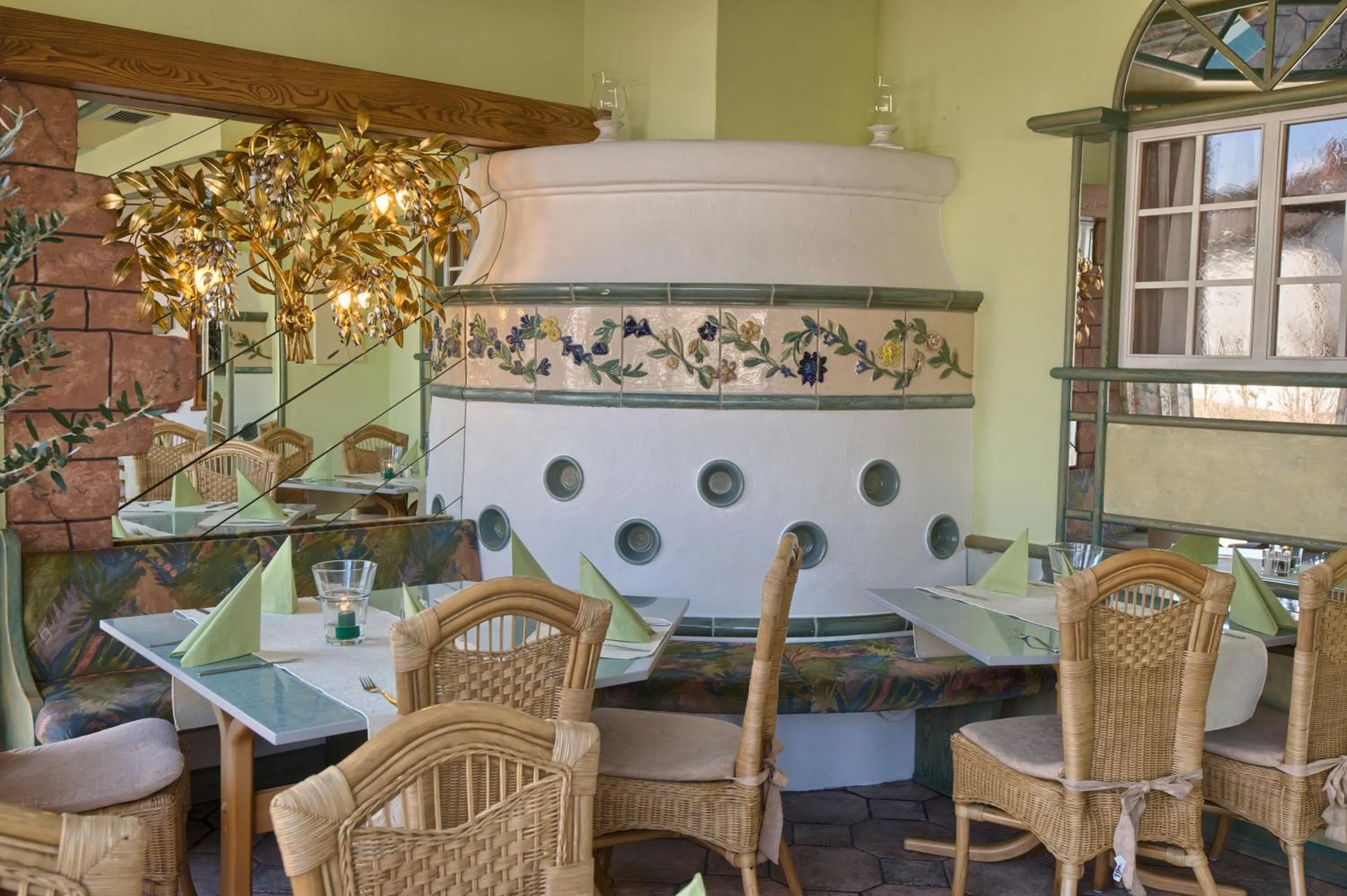 Restaurant/places to eat in Hotel Mythos