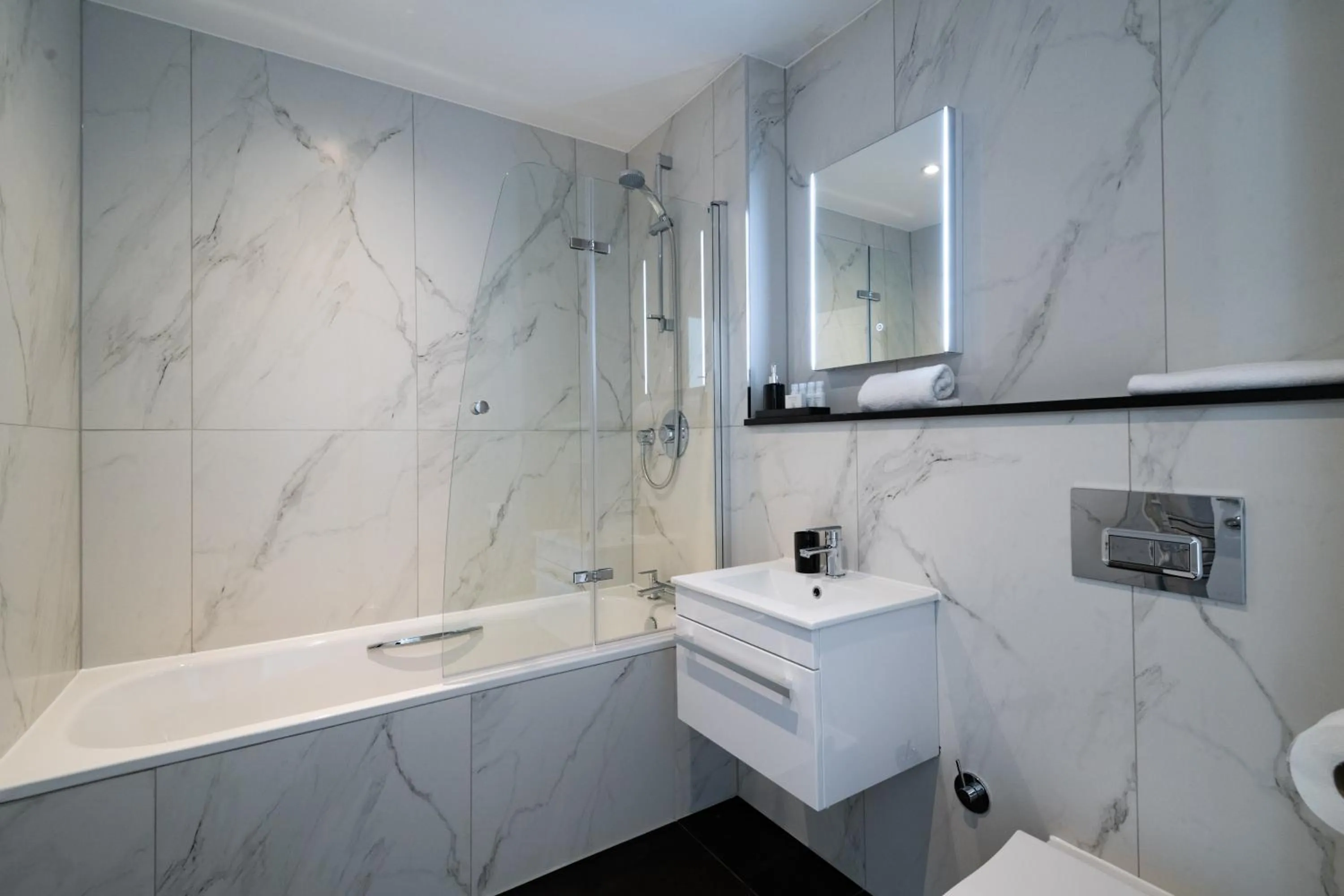 Toilet in No. 2 Queensberry Place by Stayo