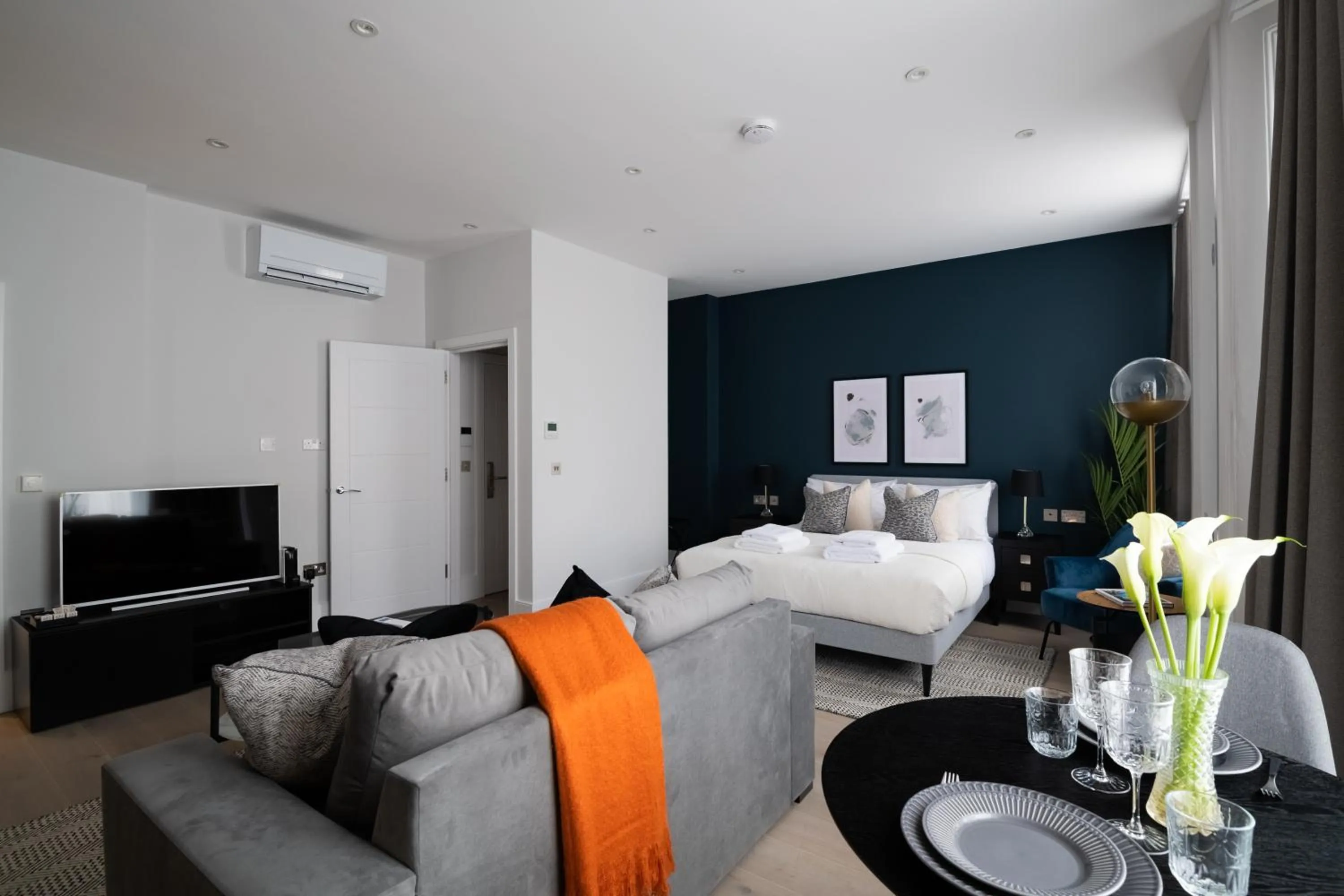 Photo of the whole room in No. 2 Queensberry Place by Stayo