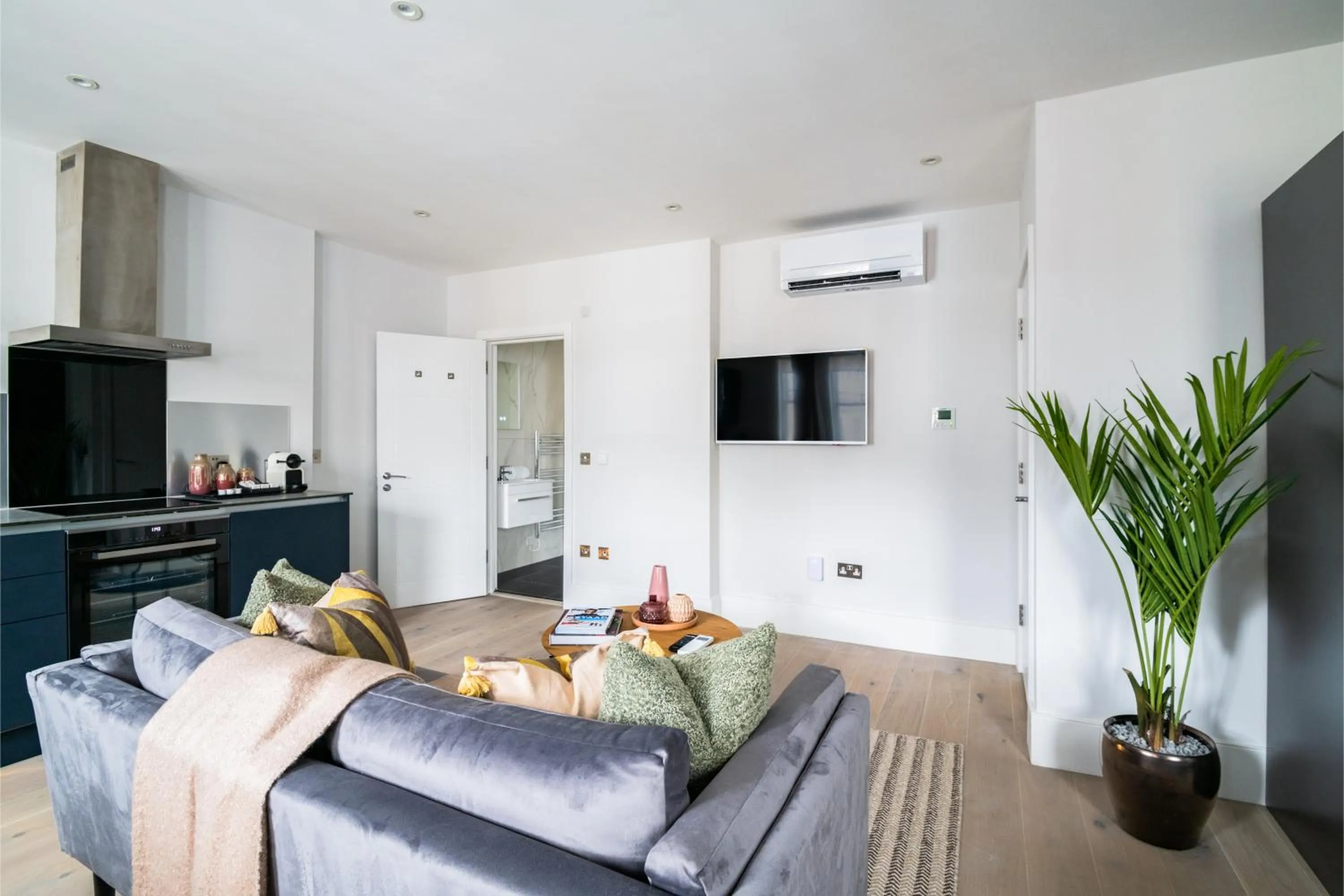 Kitchen or kitchenette in No. 2 Queensberry Place by Stayo