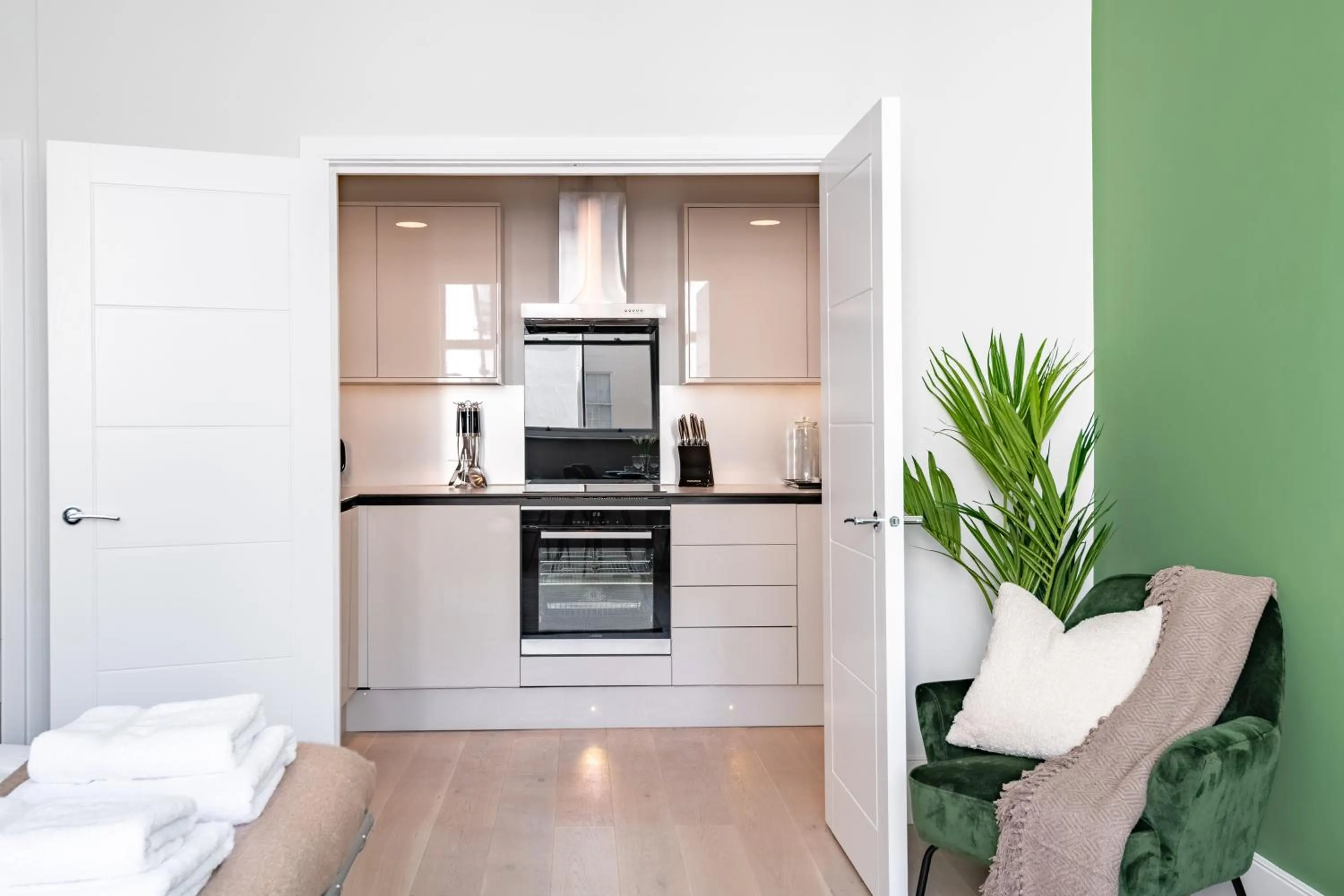 Kitchen or kitchenette in No. 2 Queensberry Place by Stayo