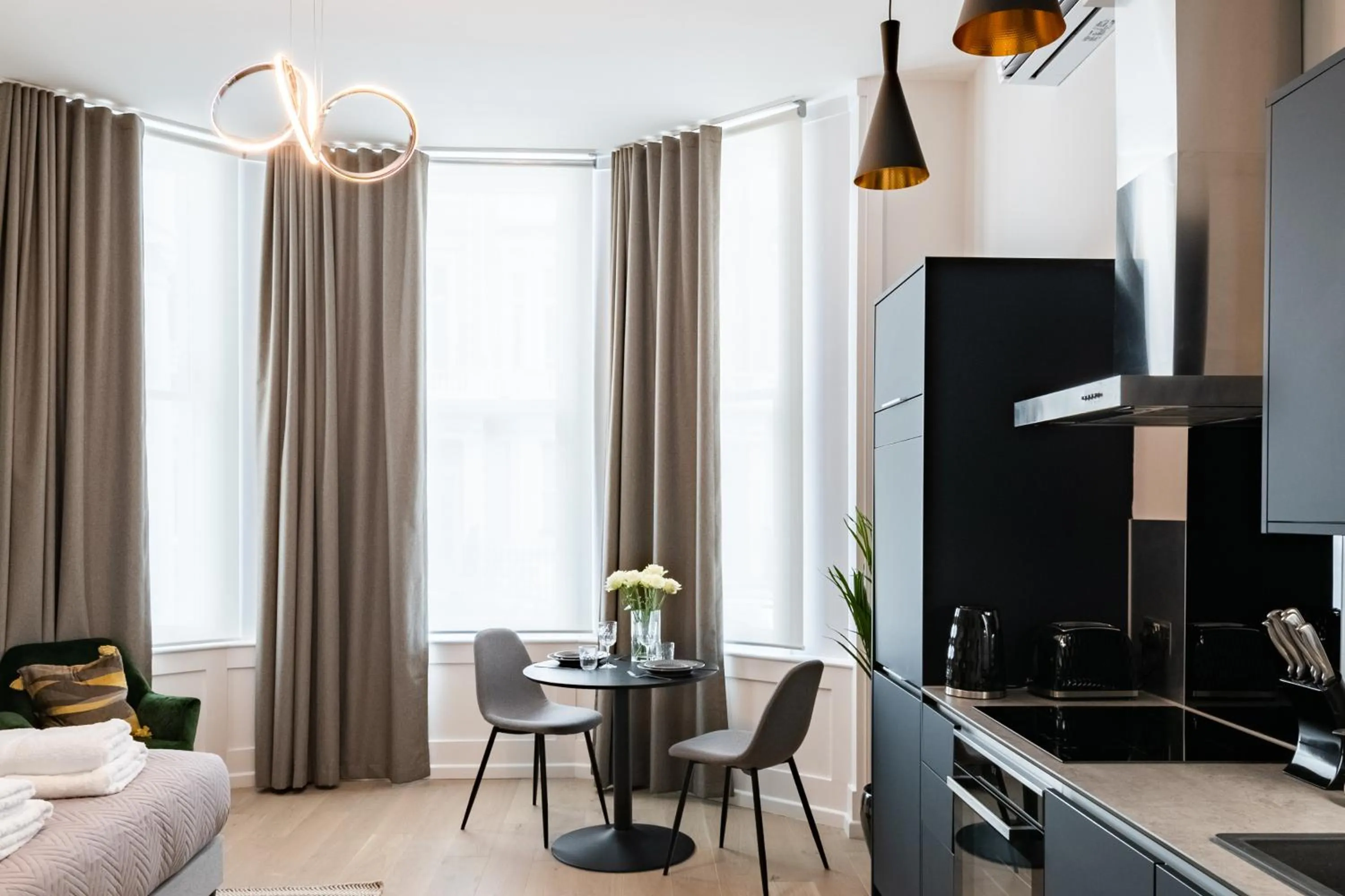 Kitchen or kitchenette in No. 2 Queensberry Place by Stayo