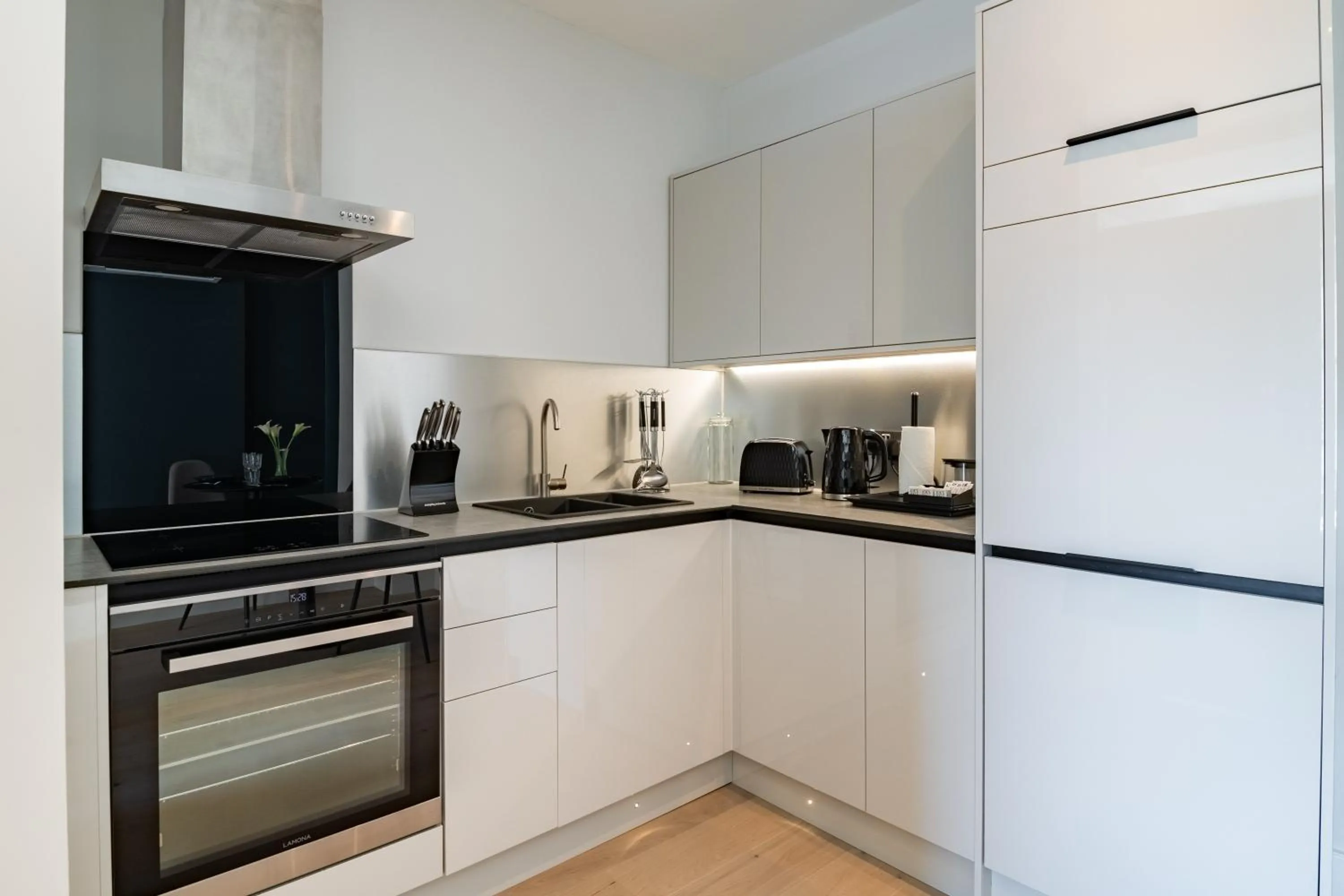 Kitchen or kitchenette in No. 2 Queensberry Place by Stayo