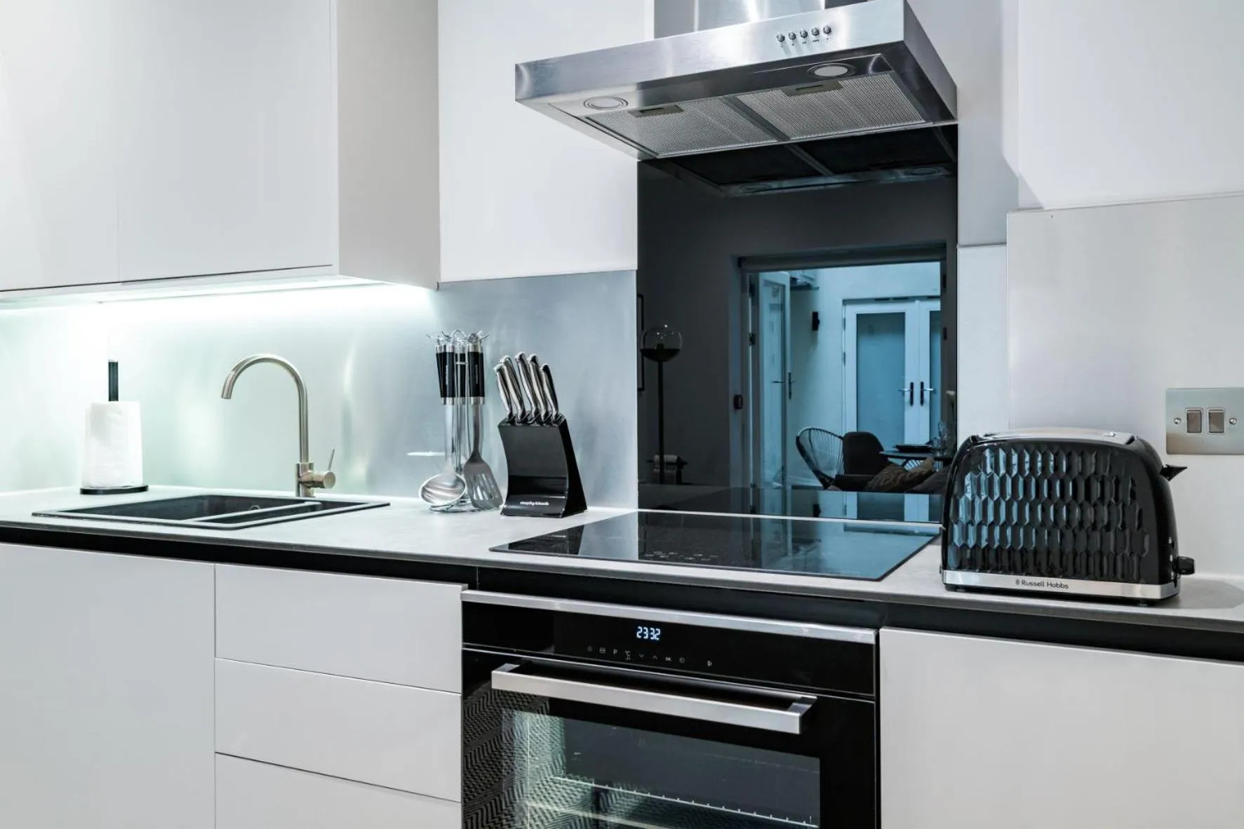 Kitchen or kitchenette in No. 2 Queensberry Place by Stayo