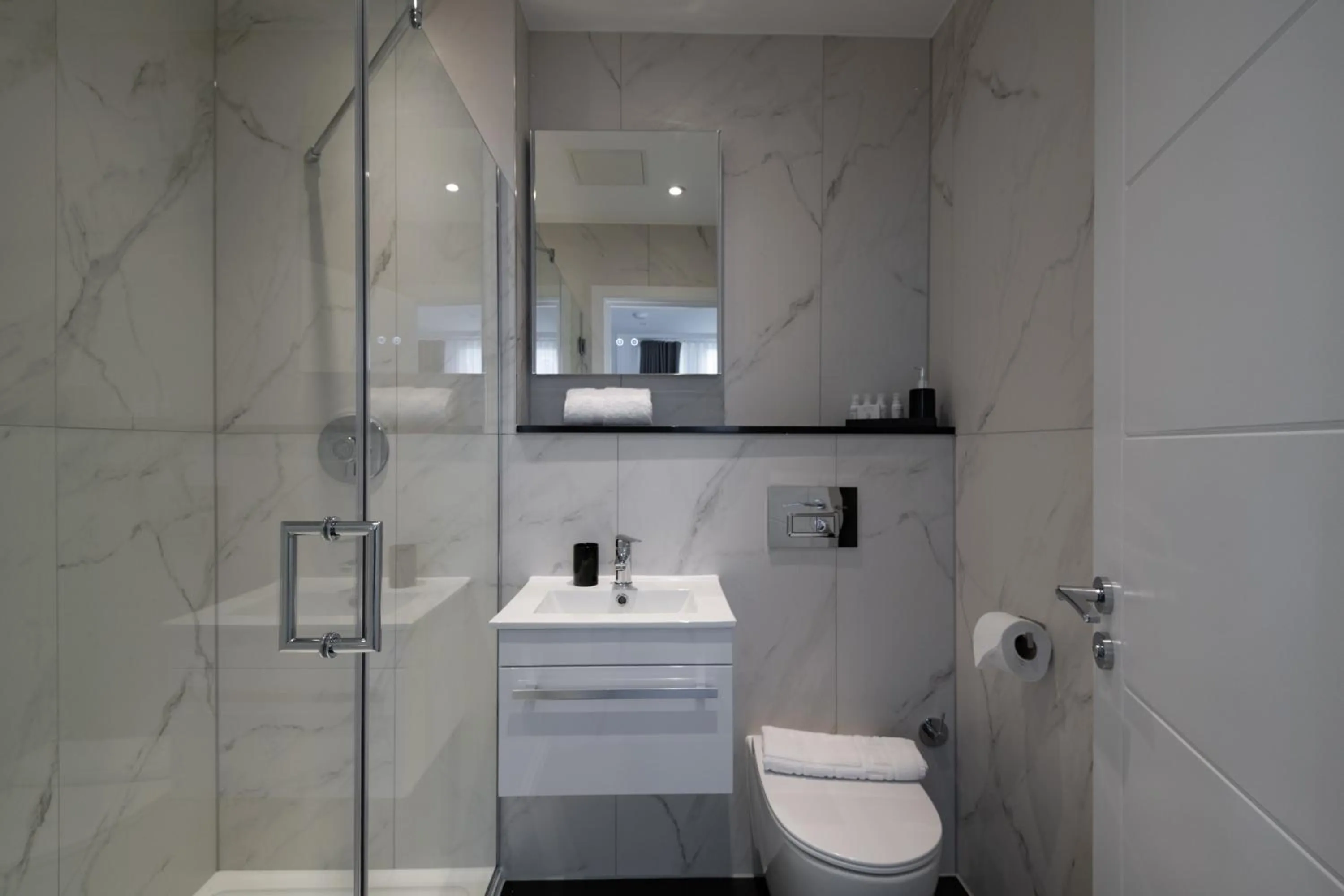 Toilet in No. 2 Queensberry Place by Stayo