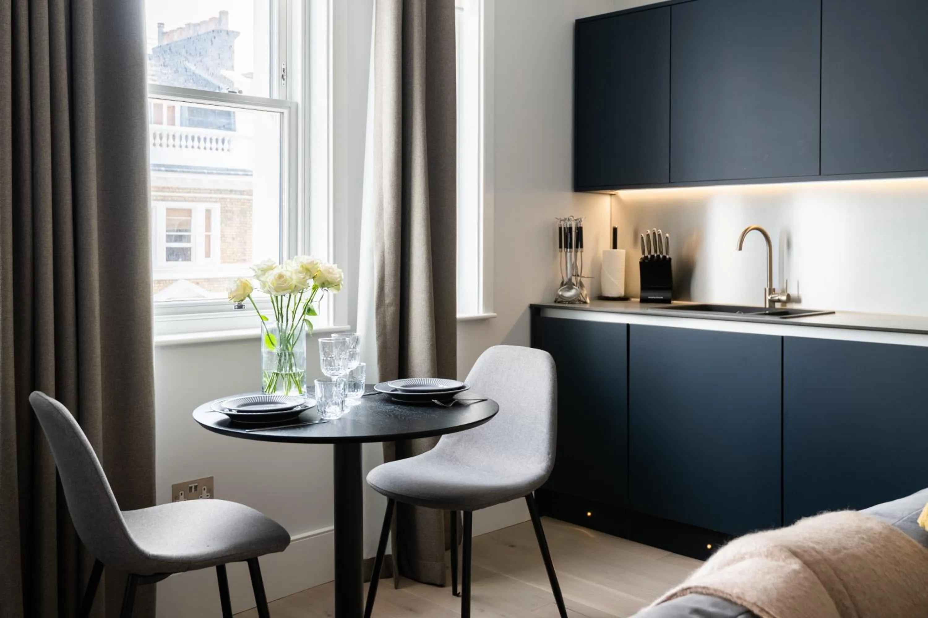 Kitchen or kitchenette in No. 2 Queensberry Place by Stayo