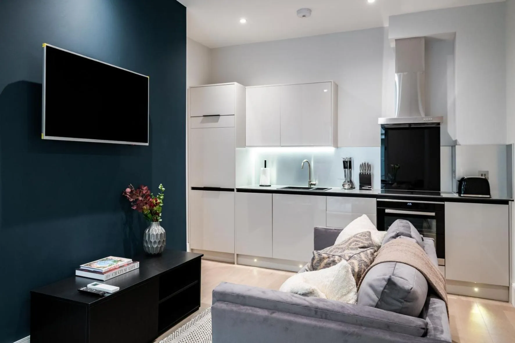 TV and multimedia in No. 2 Queensberry Place by Stayo