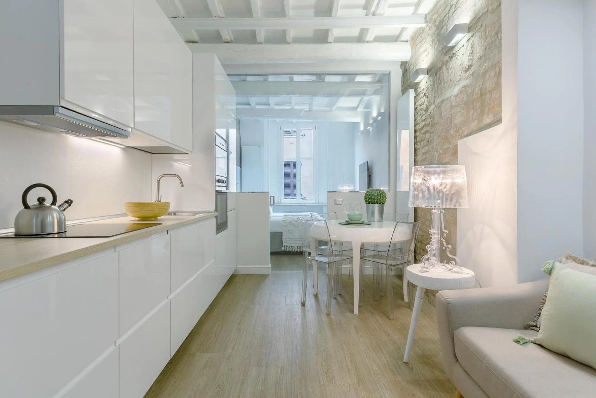GuestHost - Ferrara Mayr White Apartment