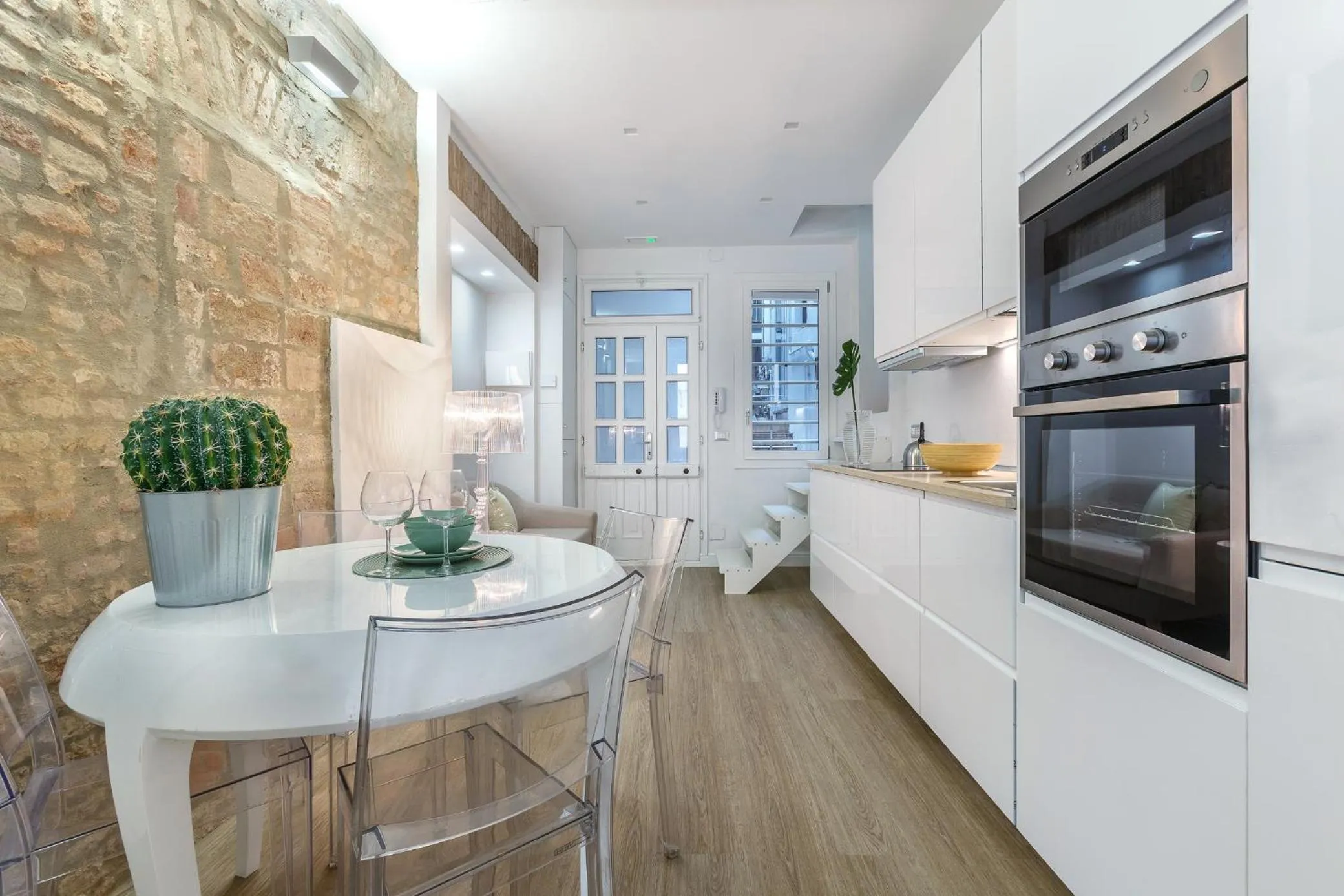 GuestHost - Ferrara Mayr White Apartment