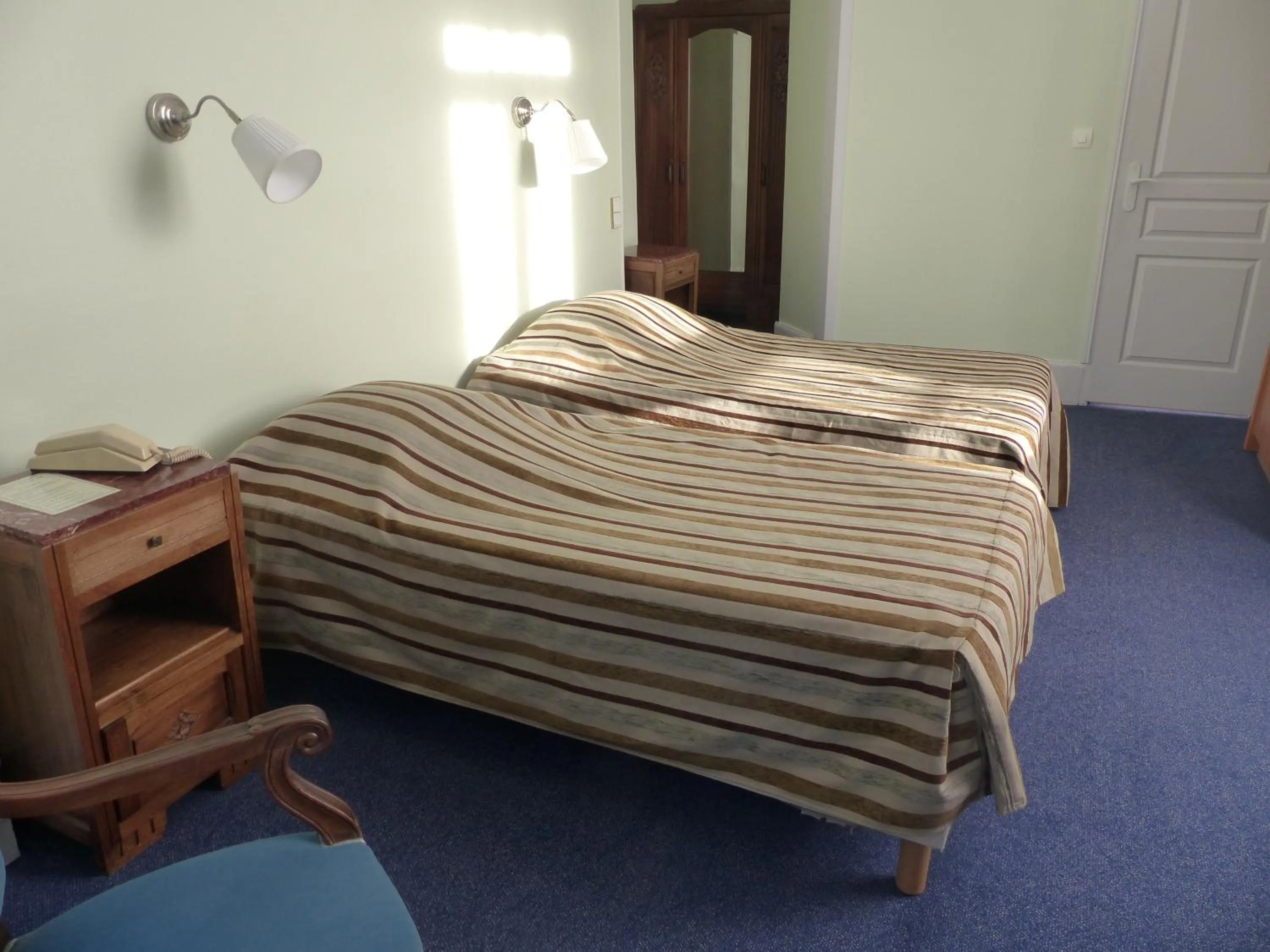 Bed in Hôtel des Thermes