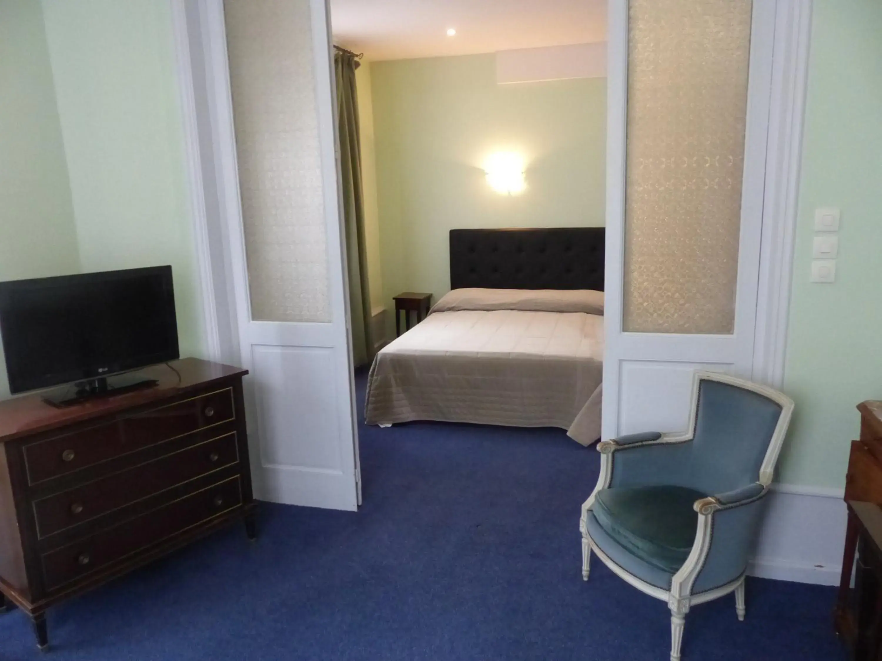 Double Room in Hôtel des Thermes Double Room in Hôtel des Thermes