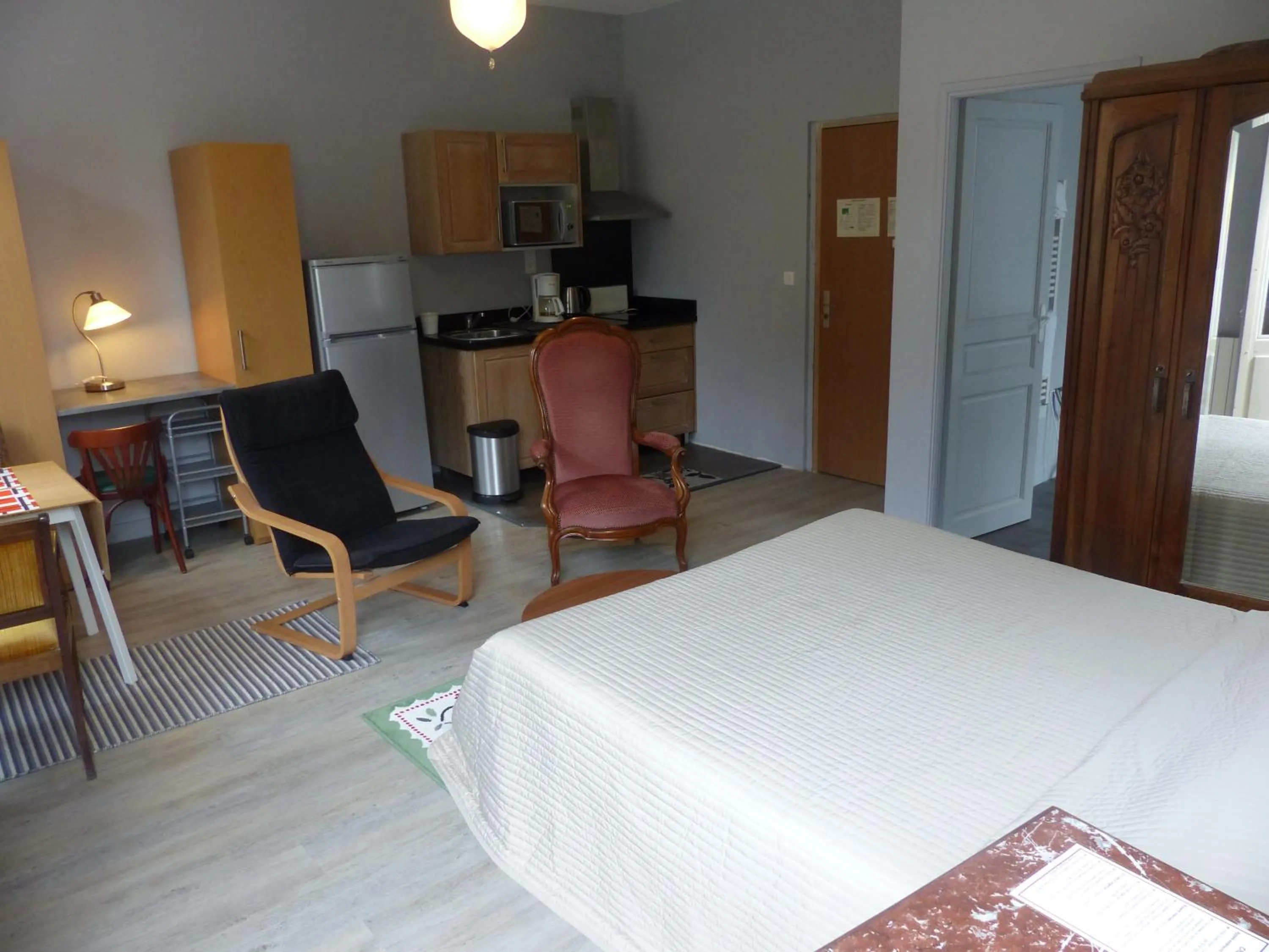 Bed in Hôtel des Thermes