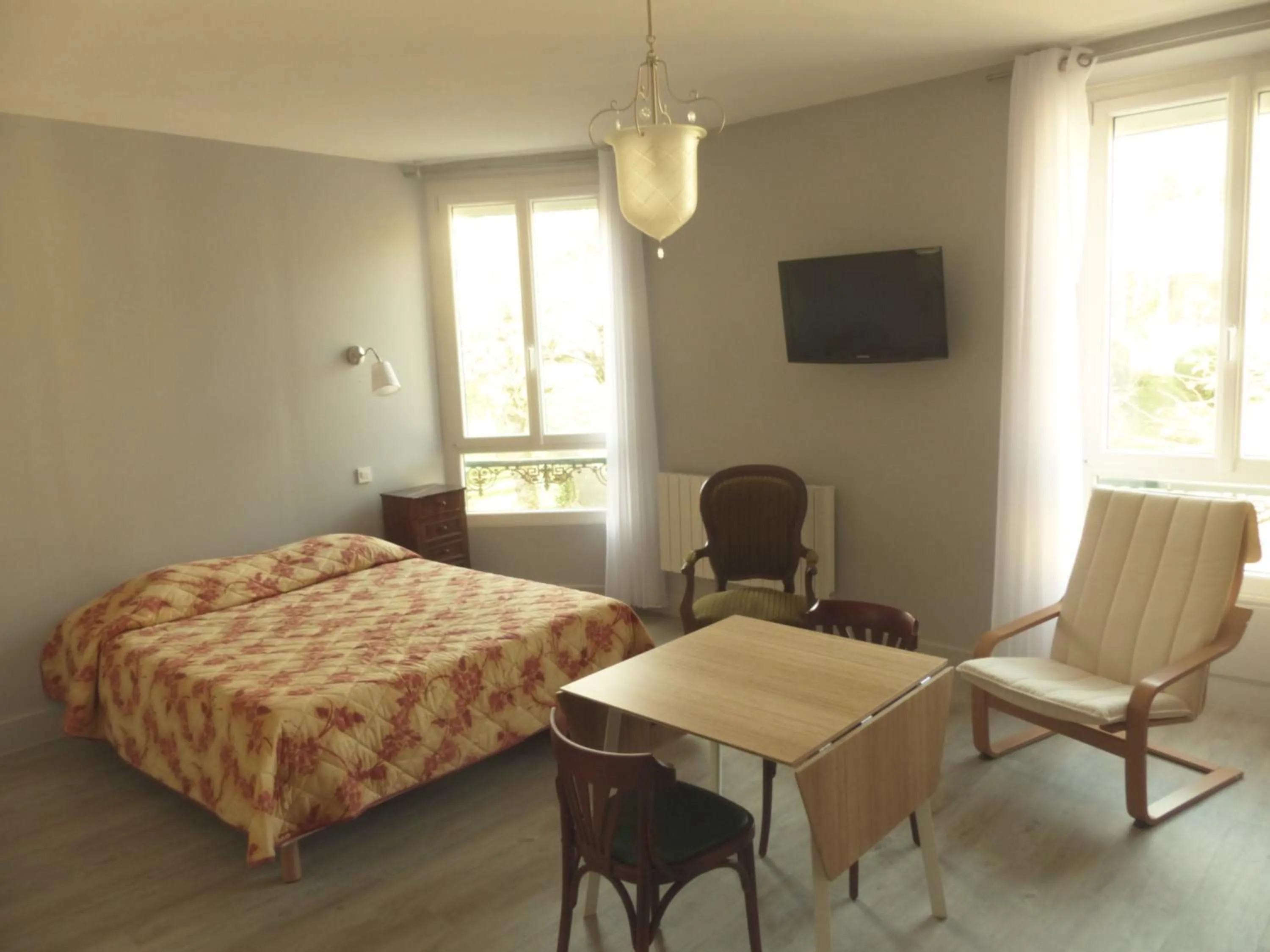 Seating area, Bed in Hôtel des Thermes