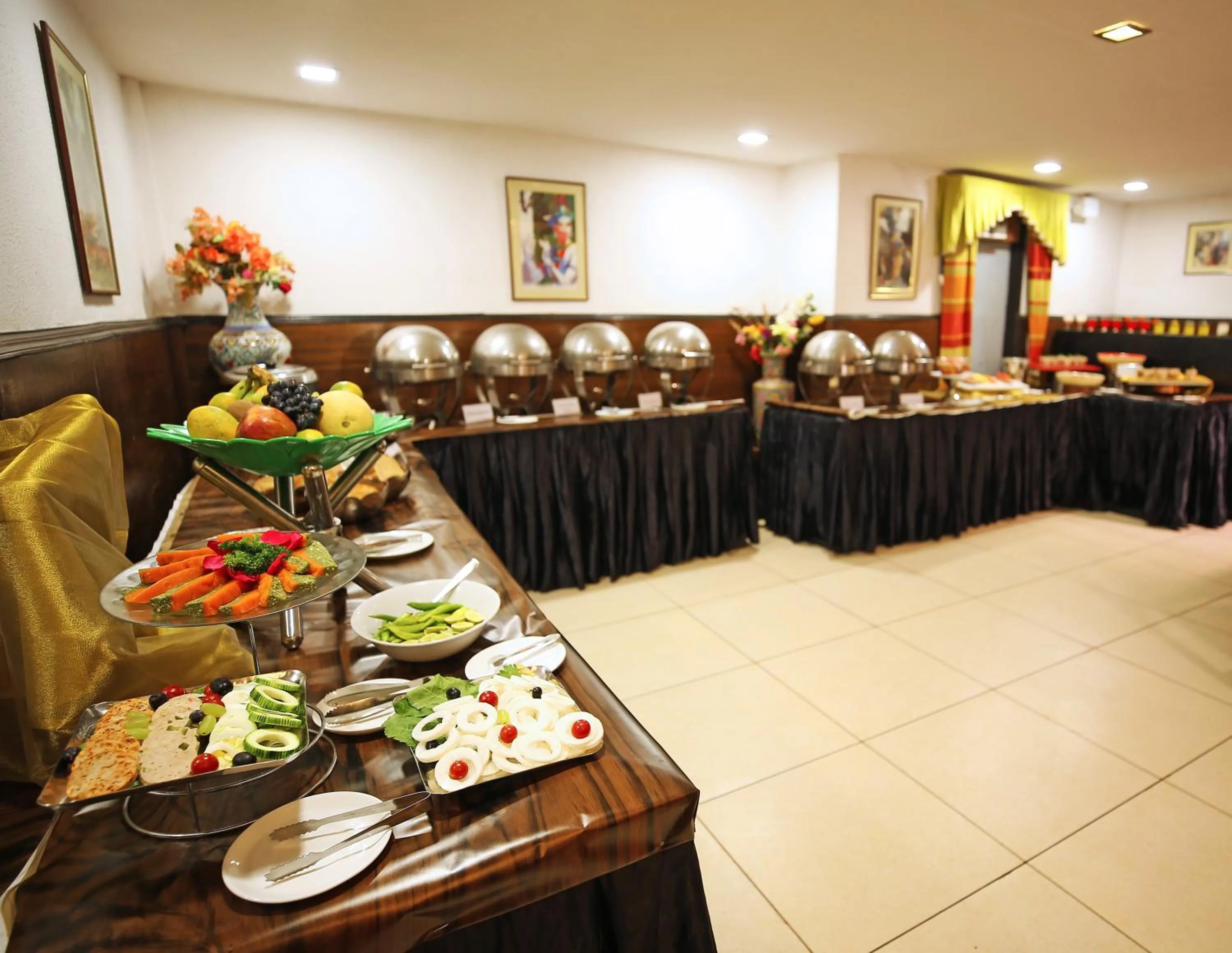 Restaurant/places to eat in De Vivendi Resorts, Manali with 35000 Sqft Open Lawn